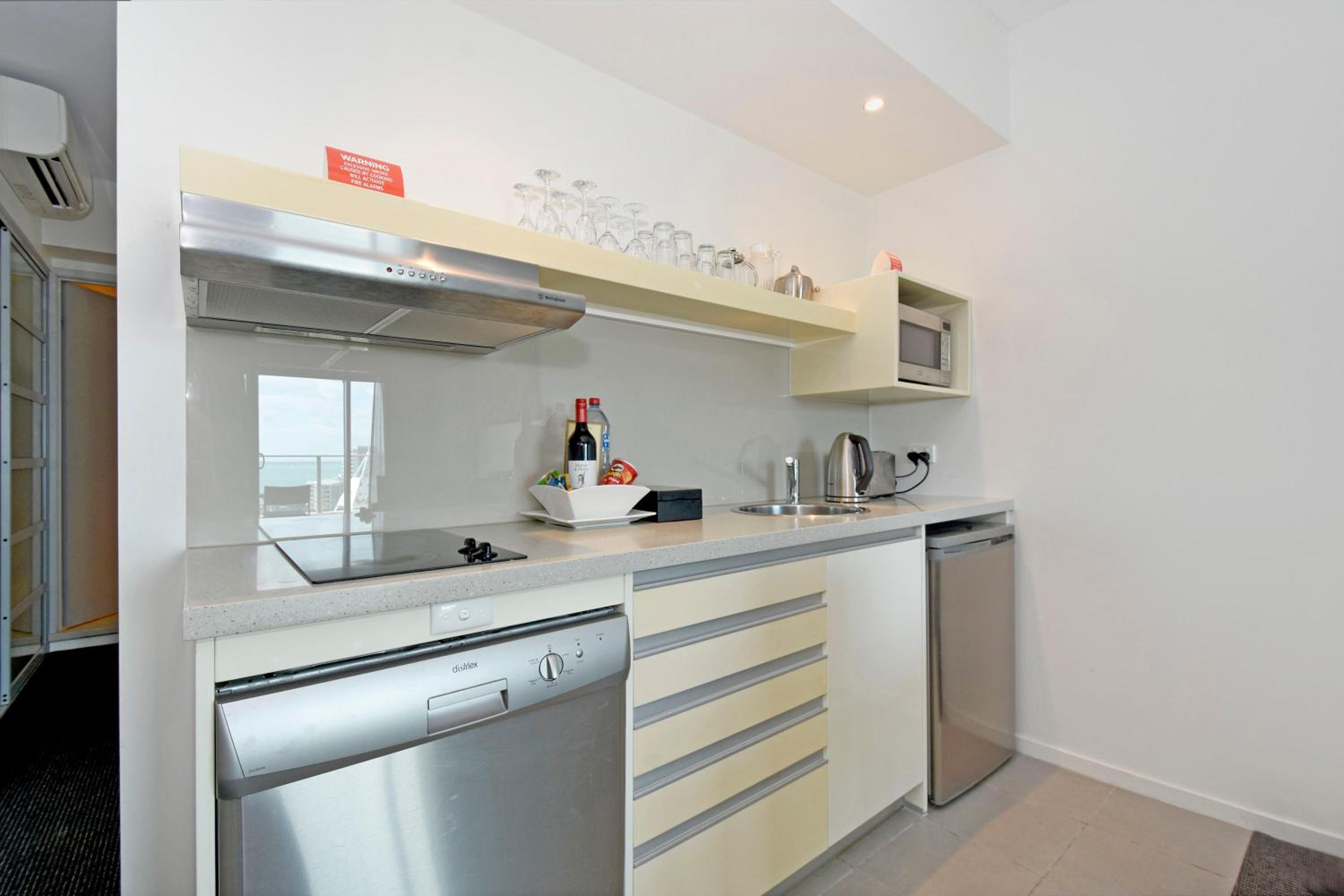 One-Bedroom Apartment With Water View - Weekly Housekeeping - Photo 6