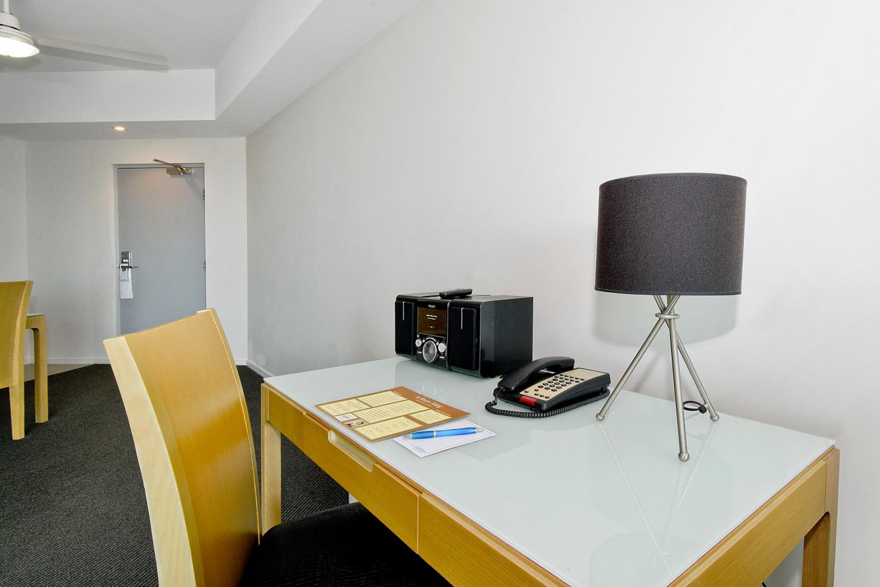 One-Bedroom Apartment With Water View - Weekly Housekeeping - Photo 10