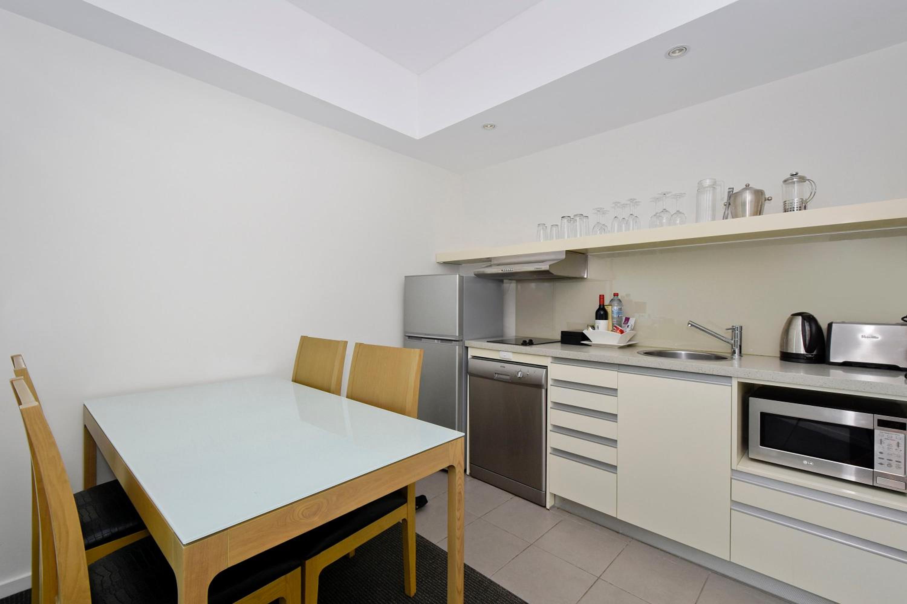 One-Bedroom Apartment With Water View - Weekly Housekeeping - Photo 7