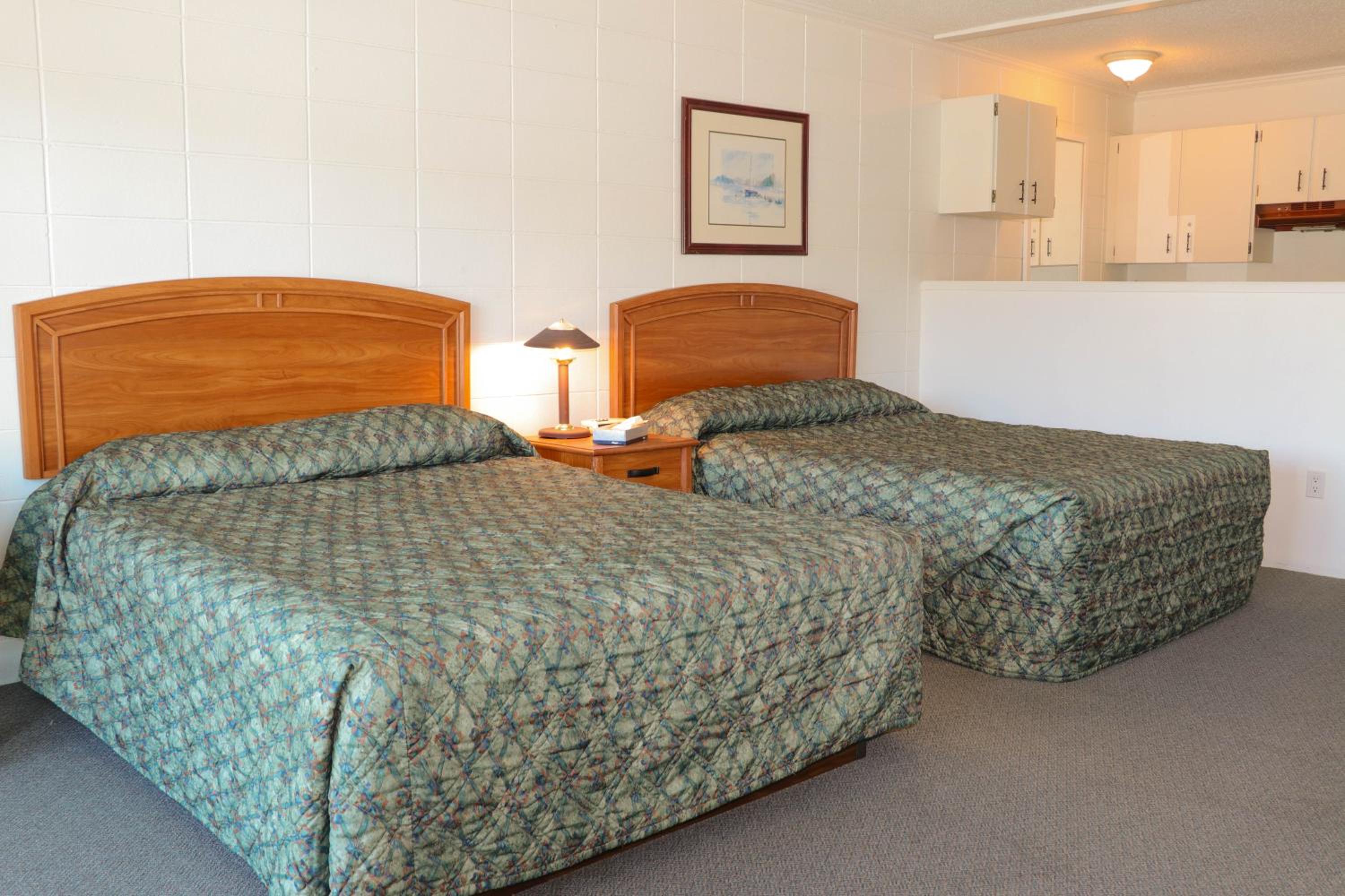 Standard Queen Room with Two Queen Beds photo 1