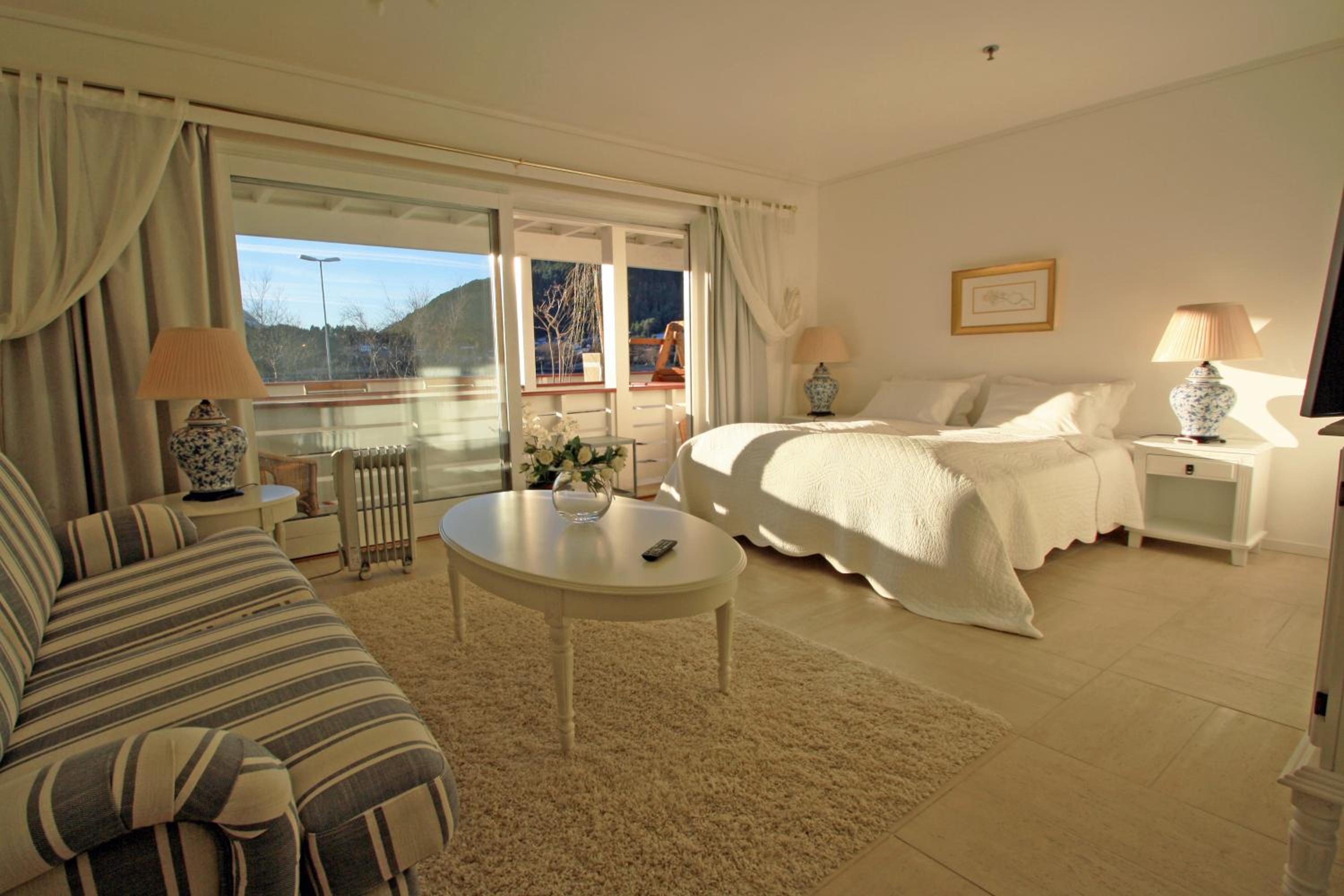 Deluxe Double Room - Photo 14