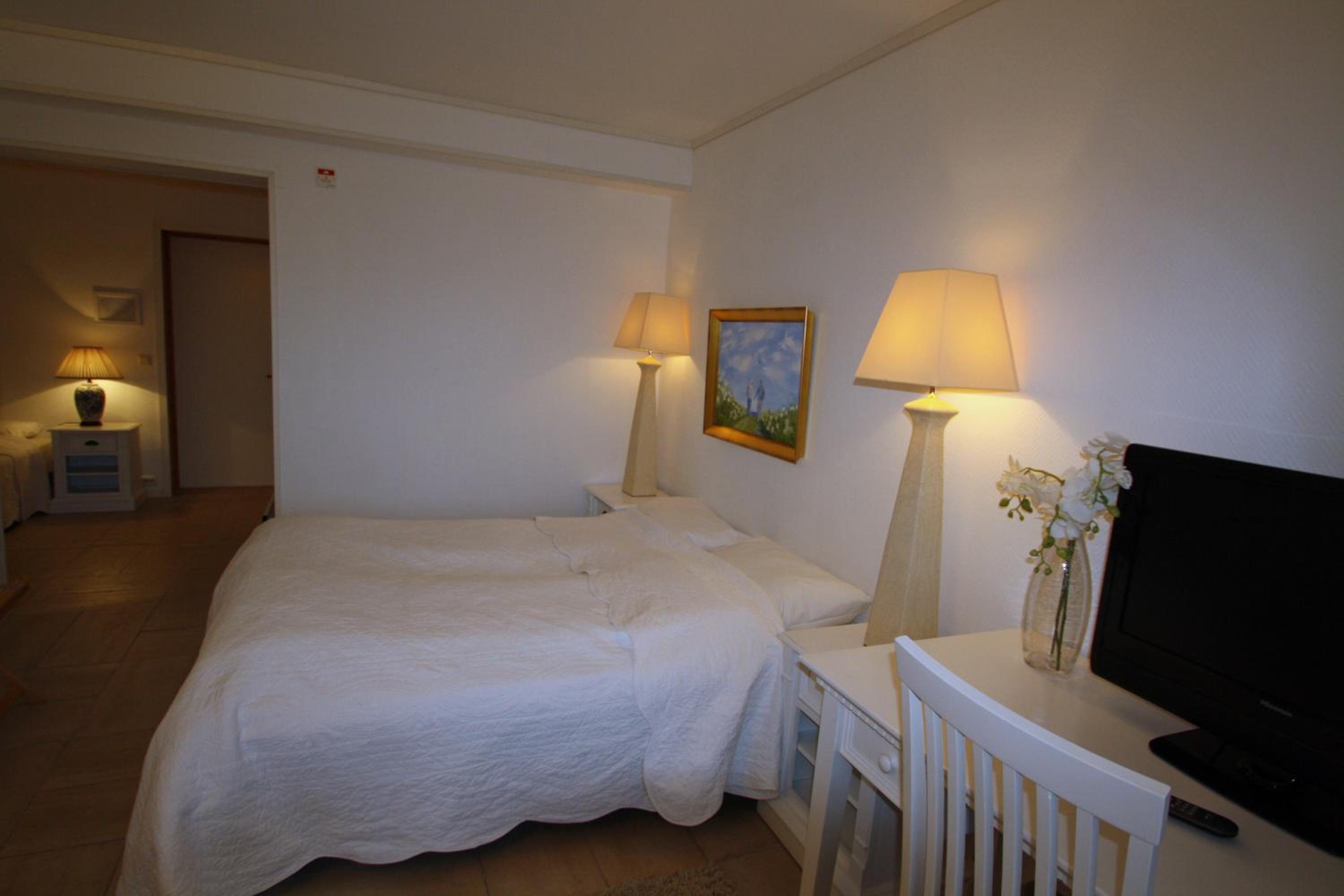 Deluxe Double Room - Photo 11