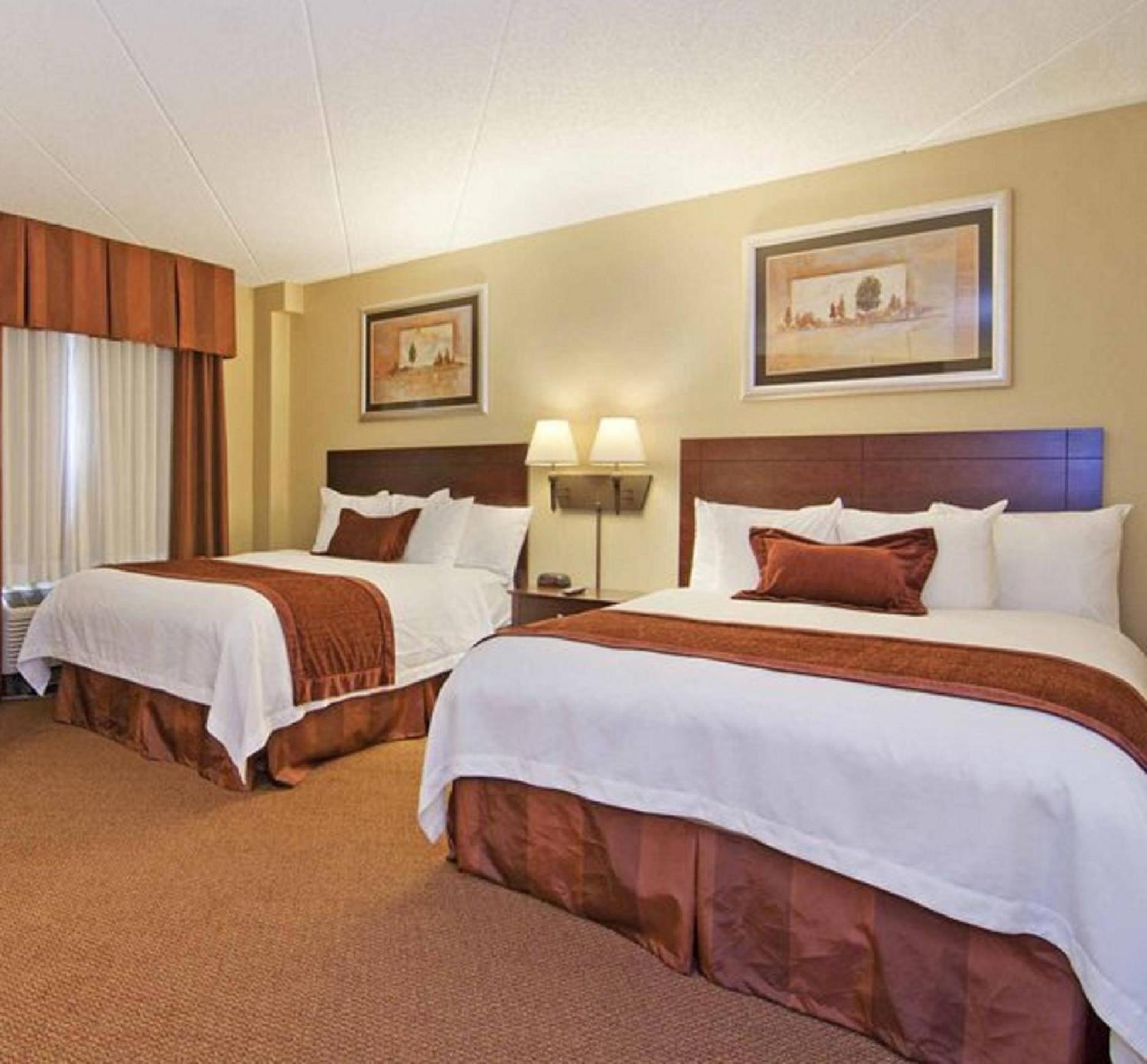Queen Room With Two Queen Beds - Non-Smoking - Photo 12