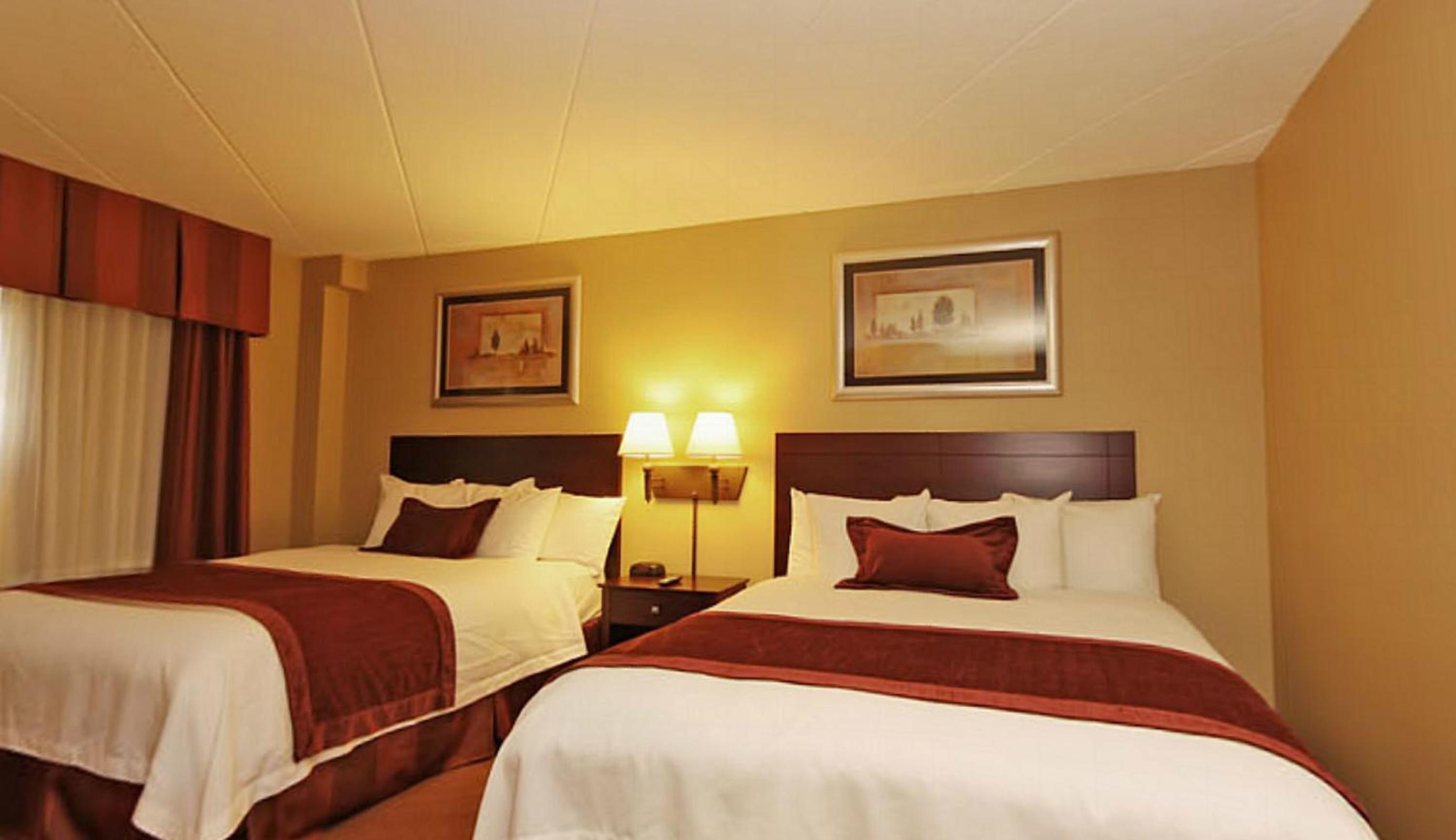 Queen Room With Two Queen Beds - Non-Smoking - Photo 2