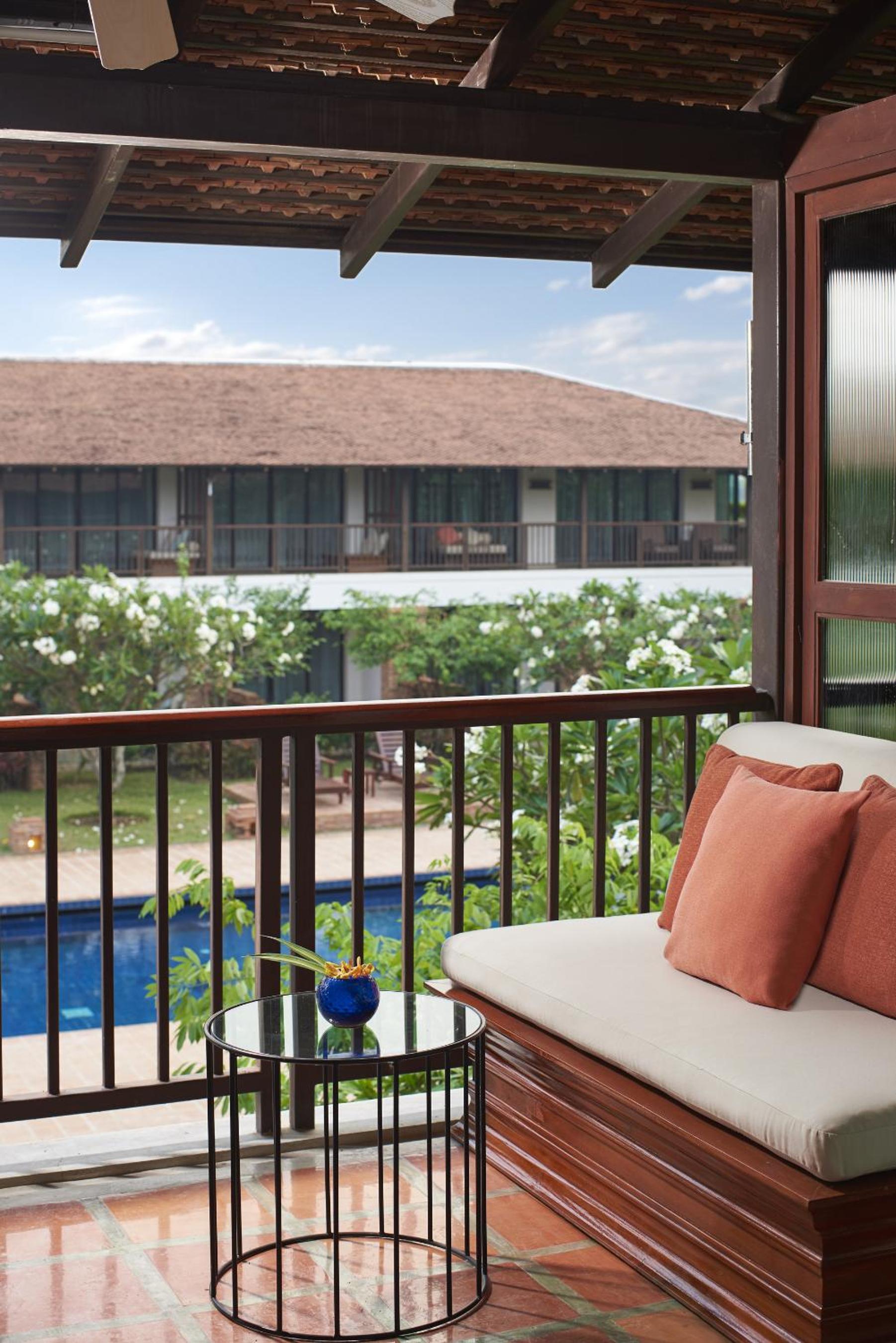 Superior King Room with Pool View - Photo 5
