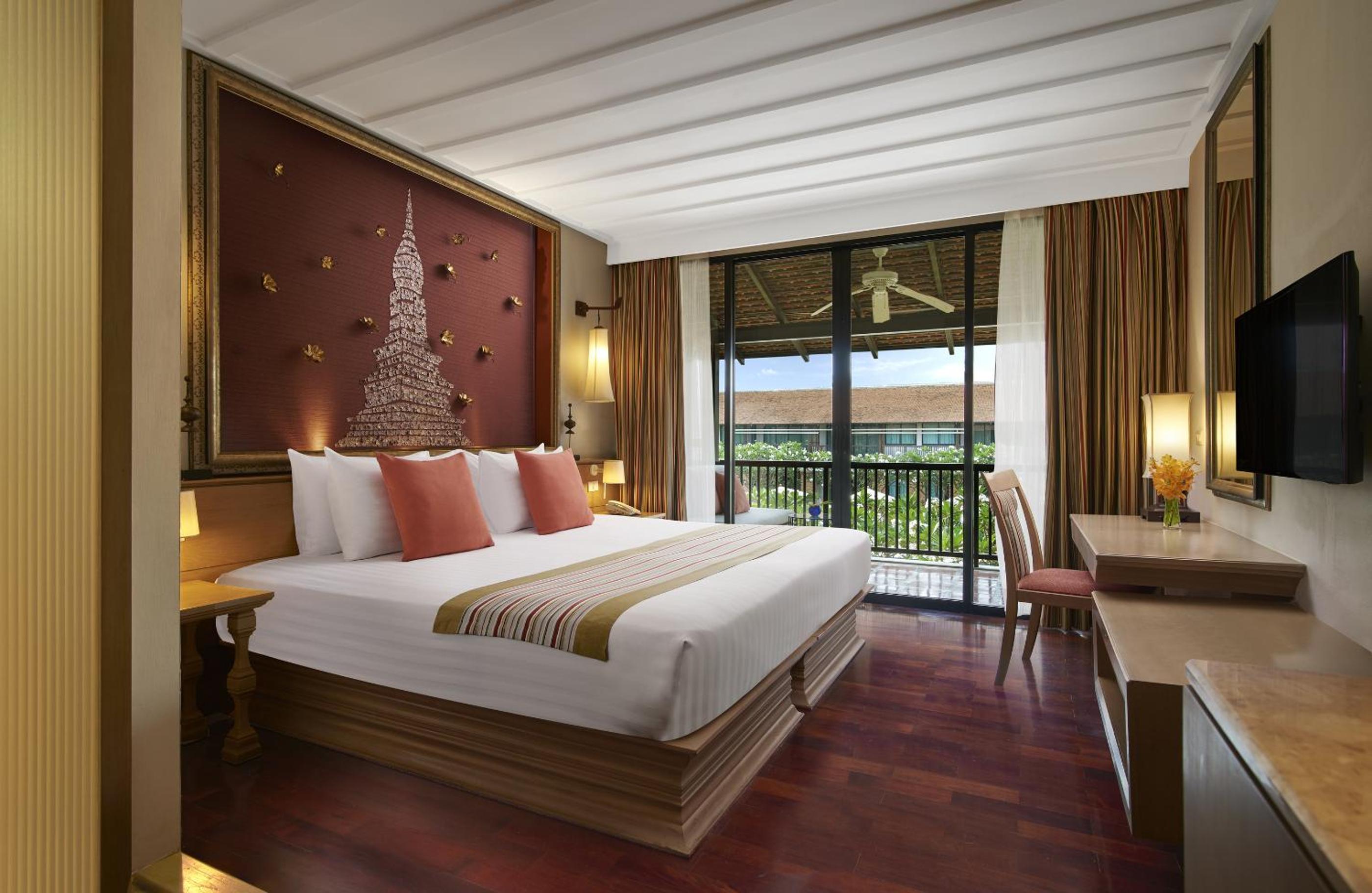 Superior King Room with Pool View - Photo 1