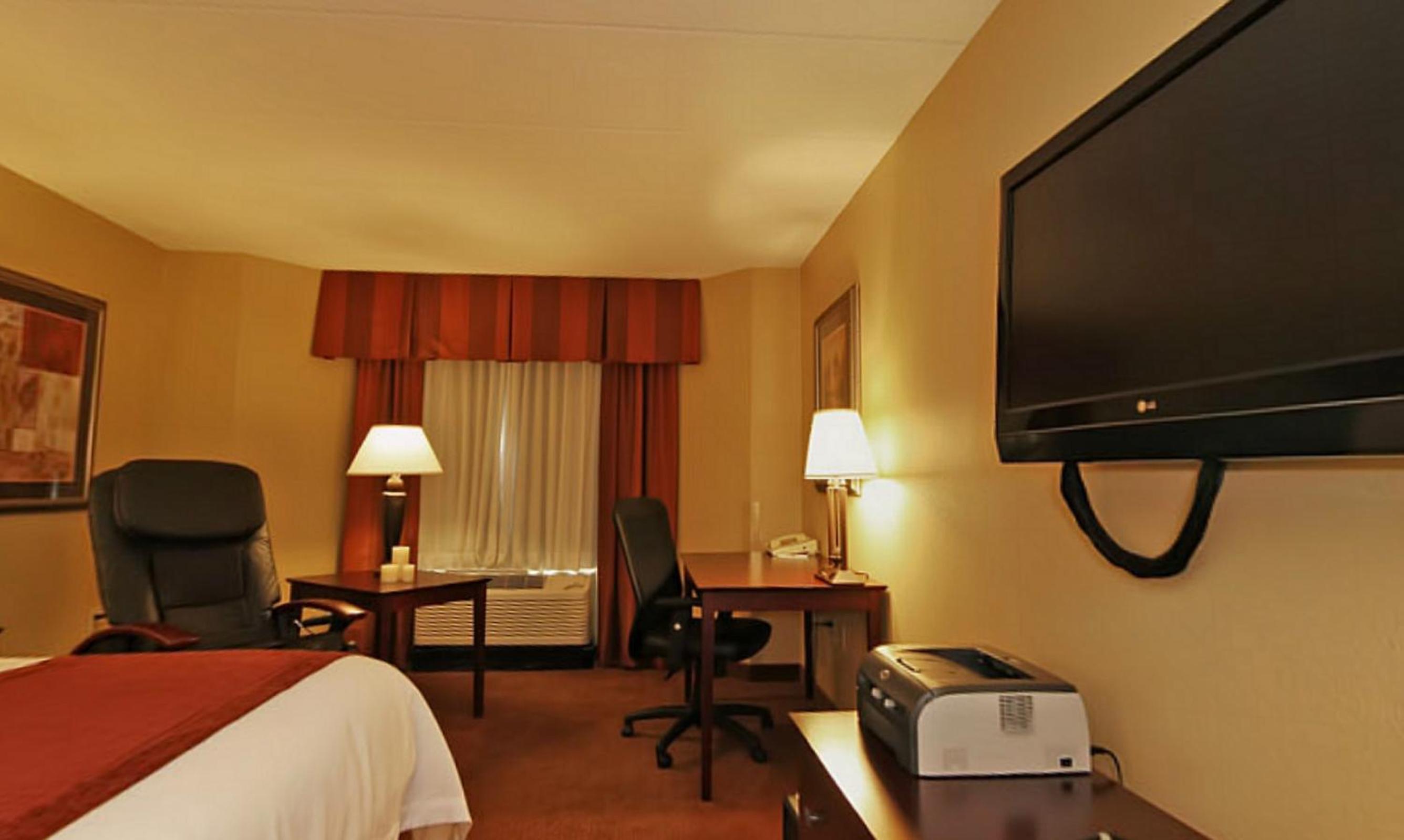 Queen Room With Two Queen Beds - Non-Smoking - Photo 11