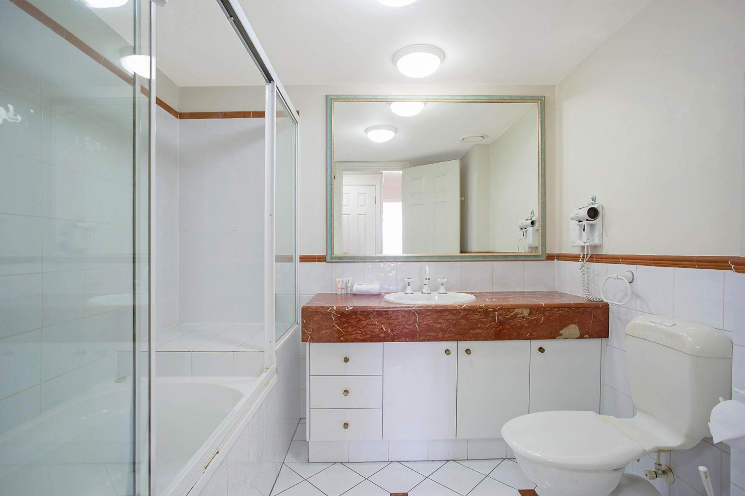 One-Bedroom Suite - Photo 3