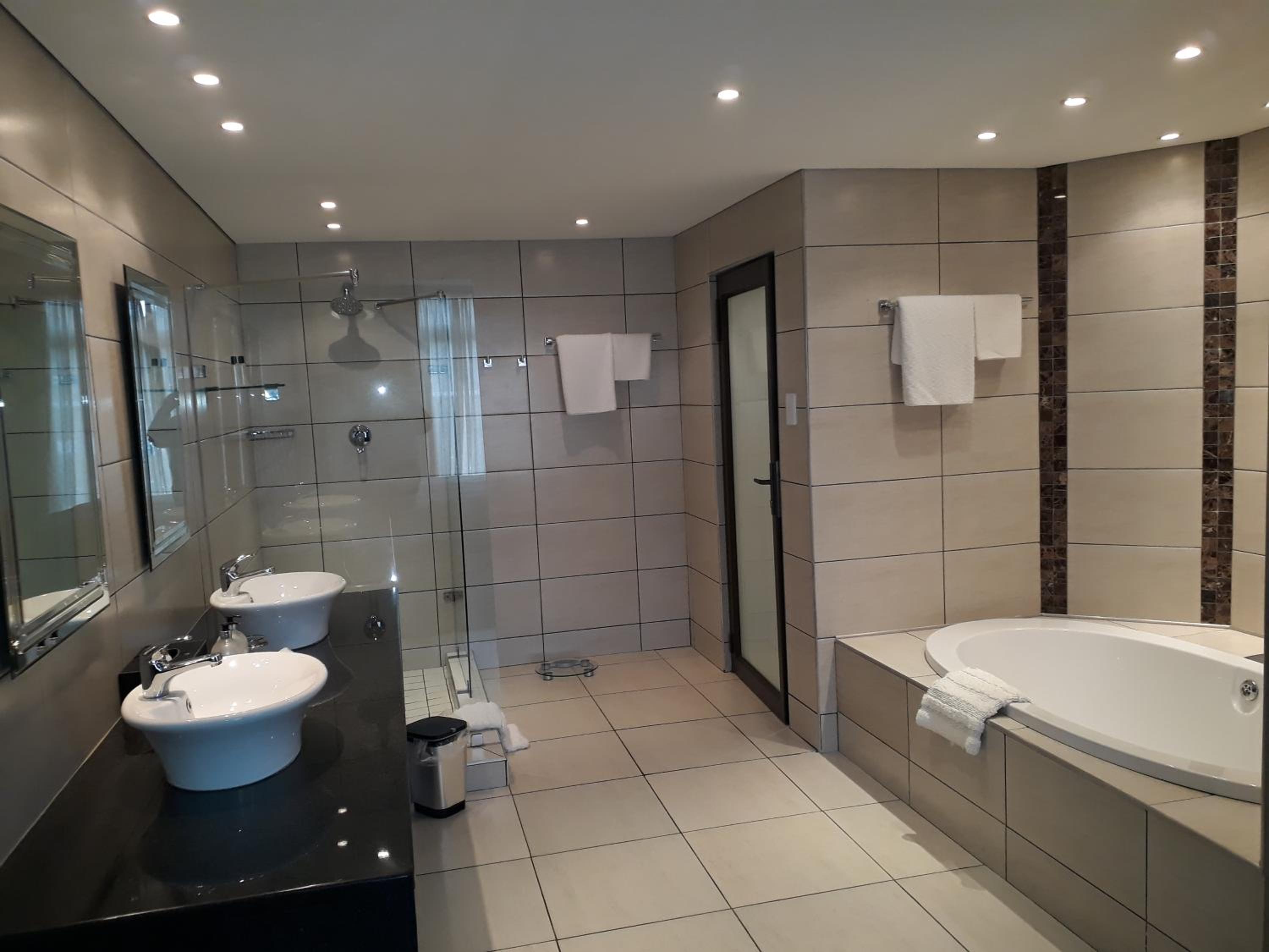 Executive Suite - Photo 3