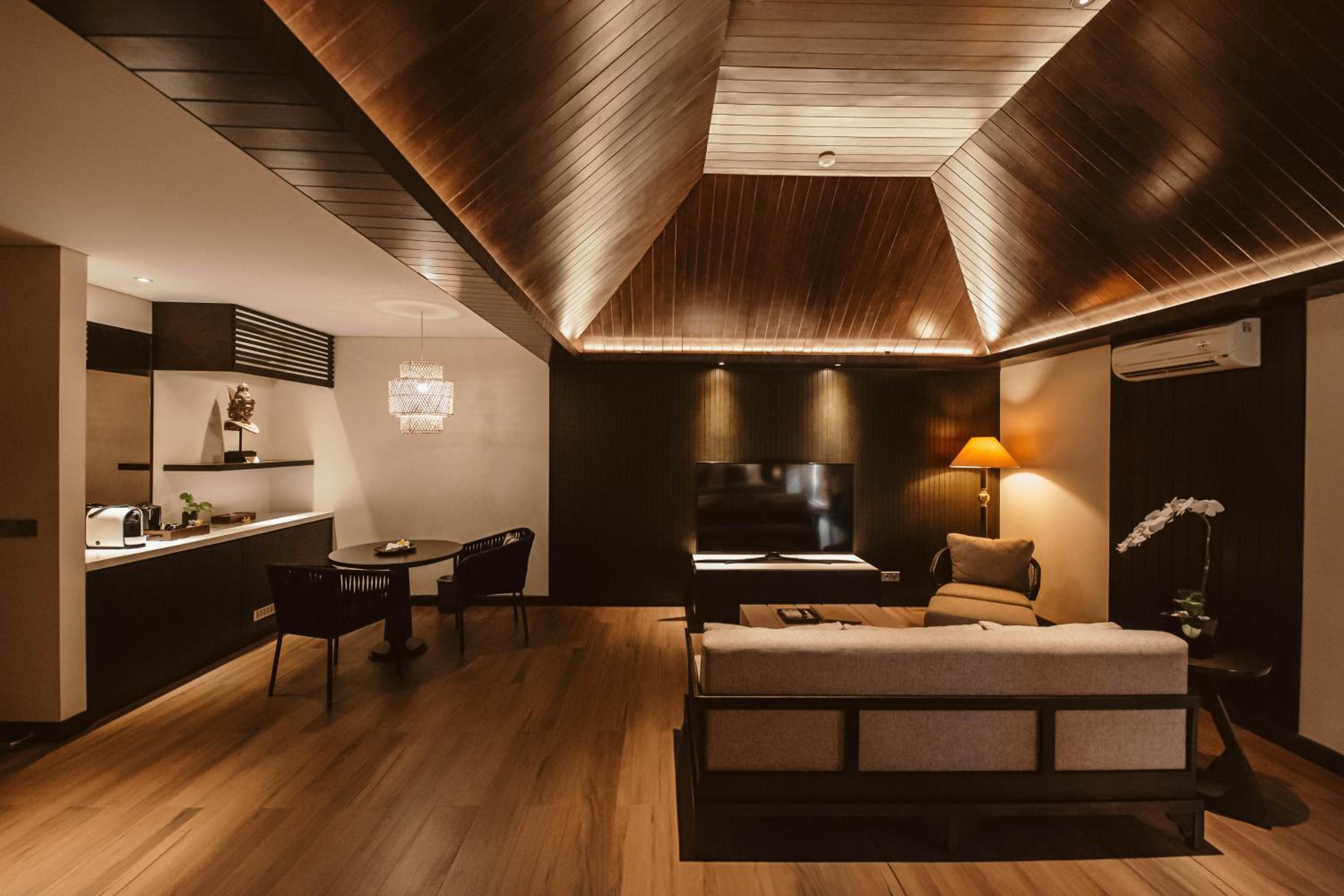 Jayaprana Suite with Pool View - Photo 2