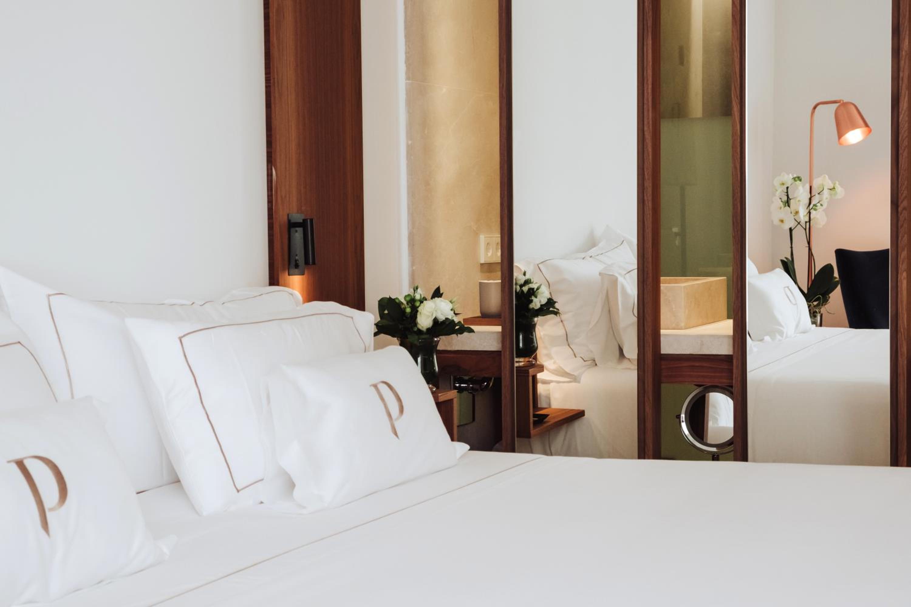 Superior Double Room with Spa Access thumbnail 5