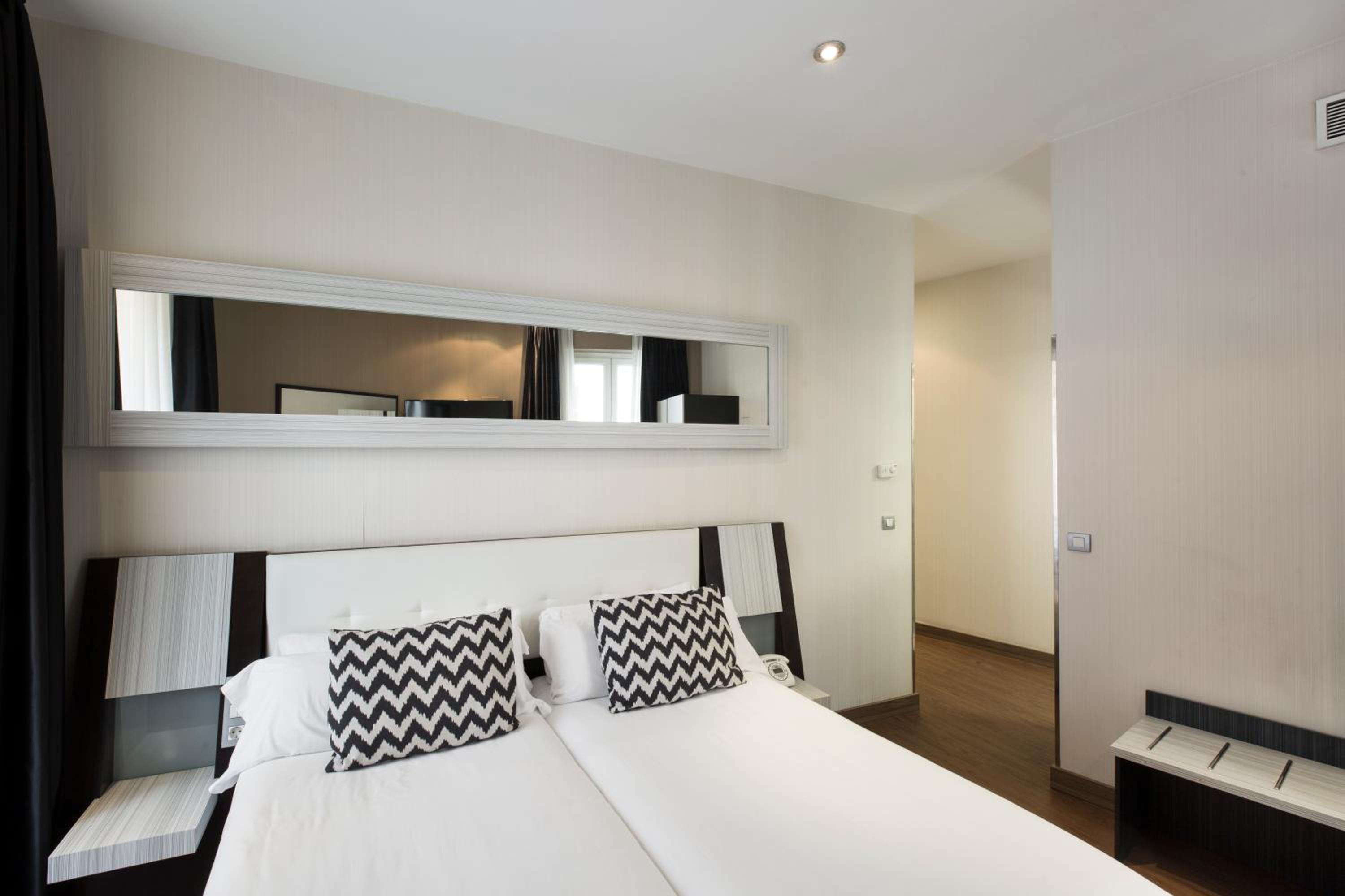 Double or Twin Room - Photo 3