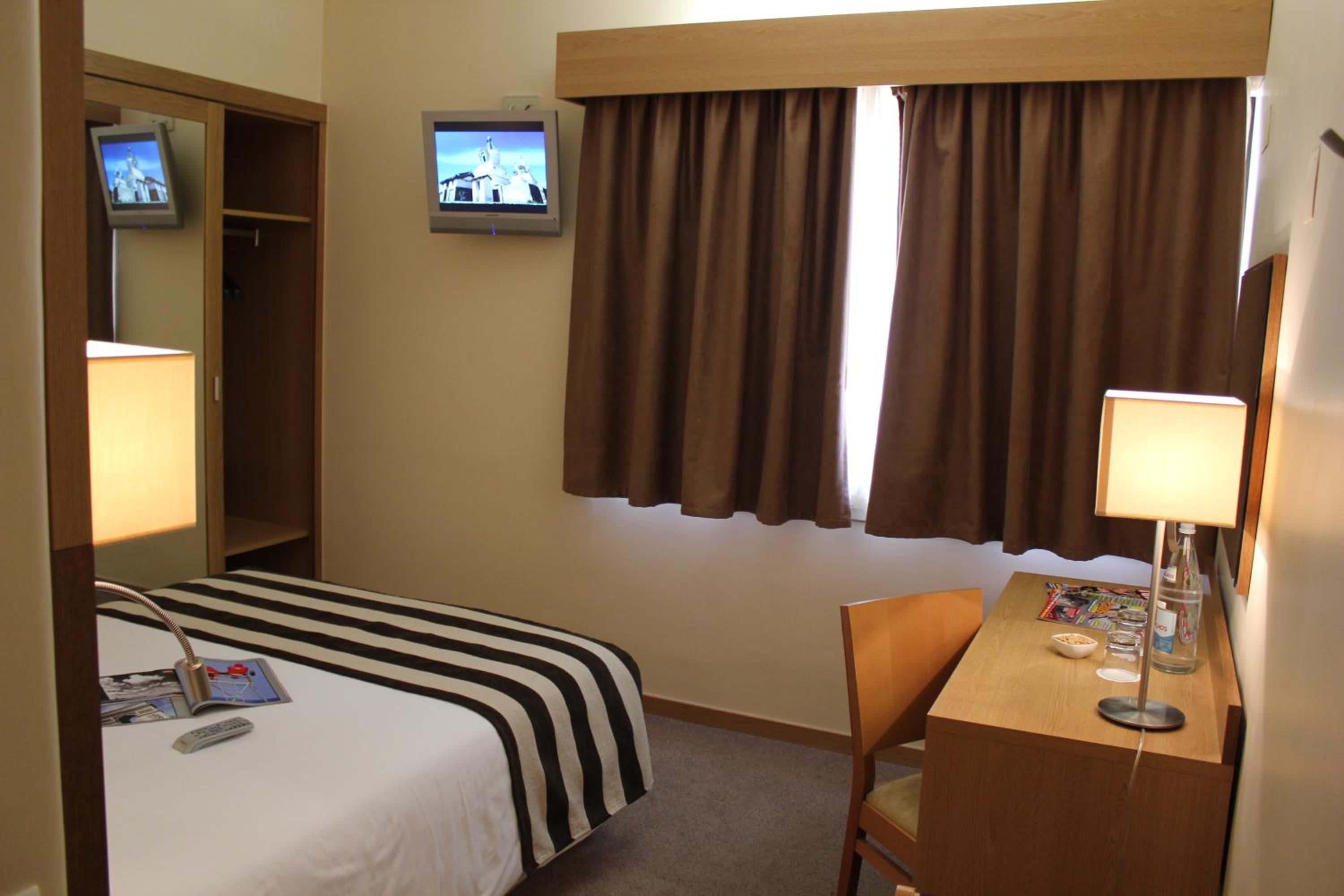 Double or Twin Room - Photo 16