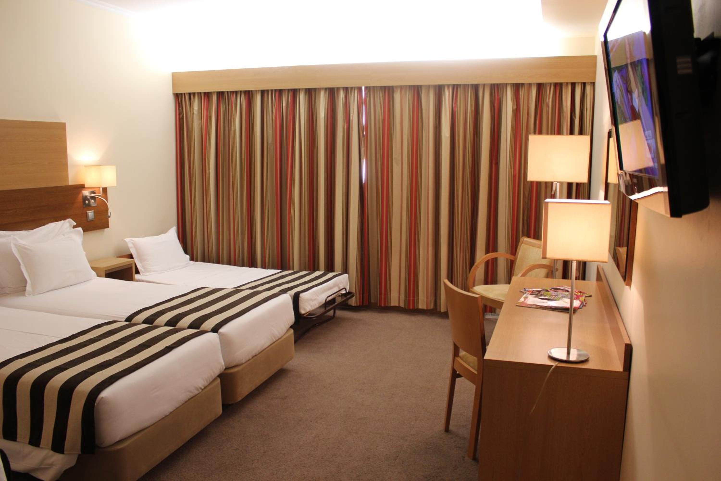 Twin Room with Extra Bed photo 1