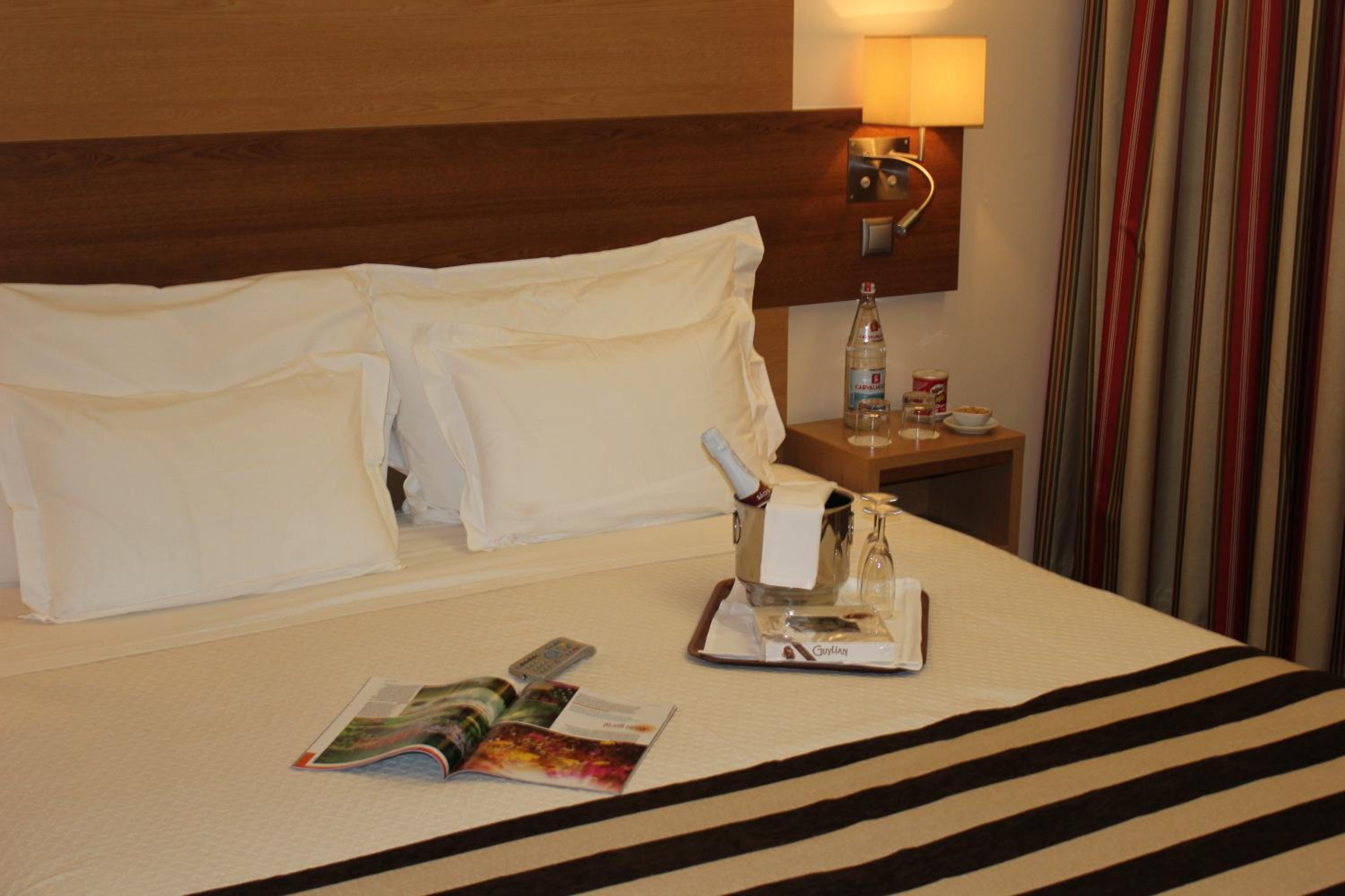Standard Double Room - Photo 9