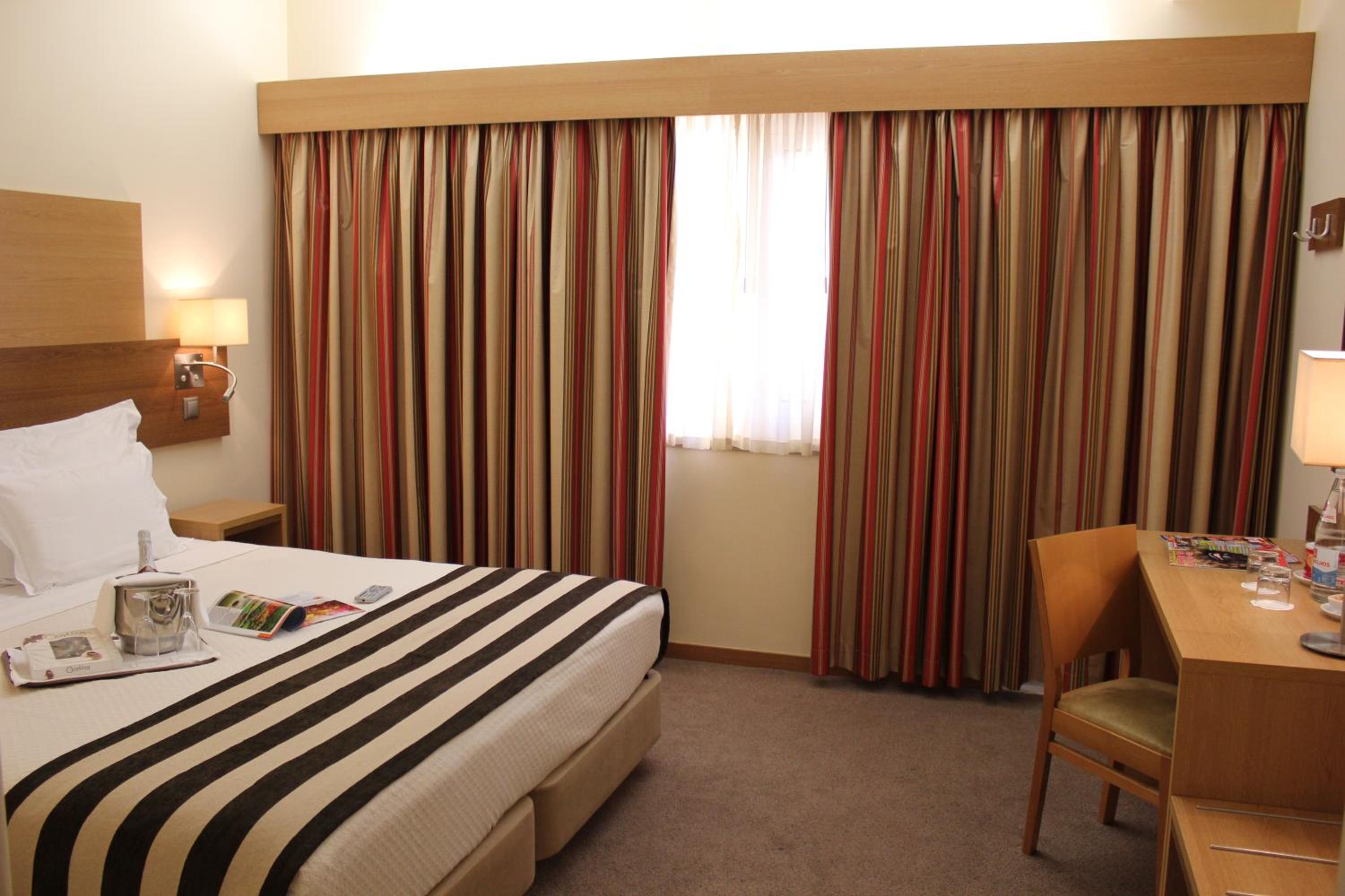 Standard Double Room - Photo 11