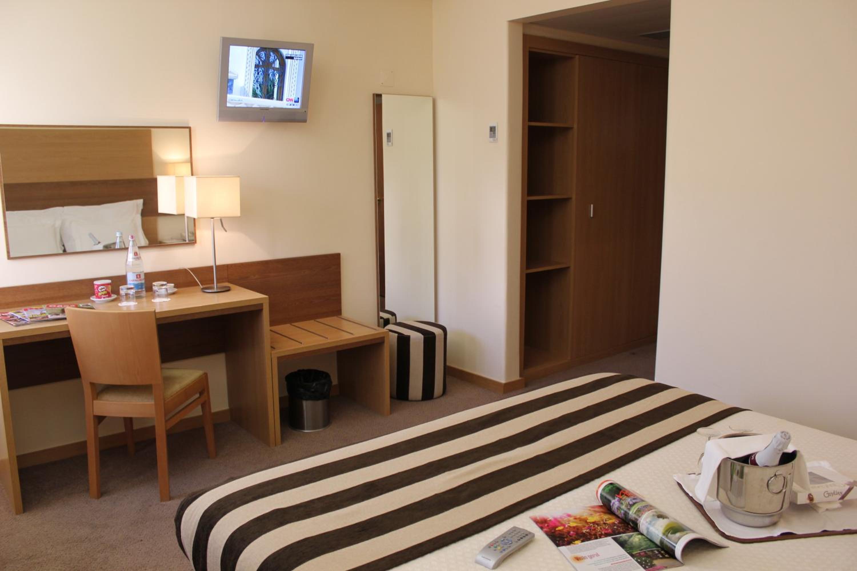 Standard Double Room - Photo 7