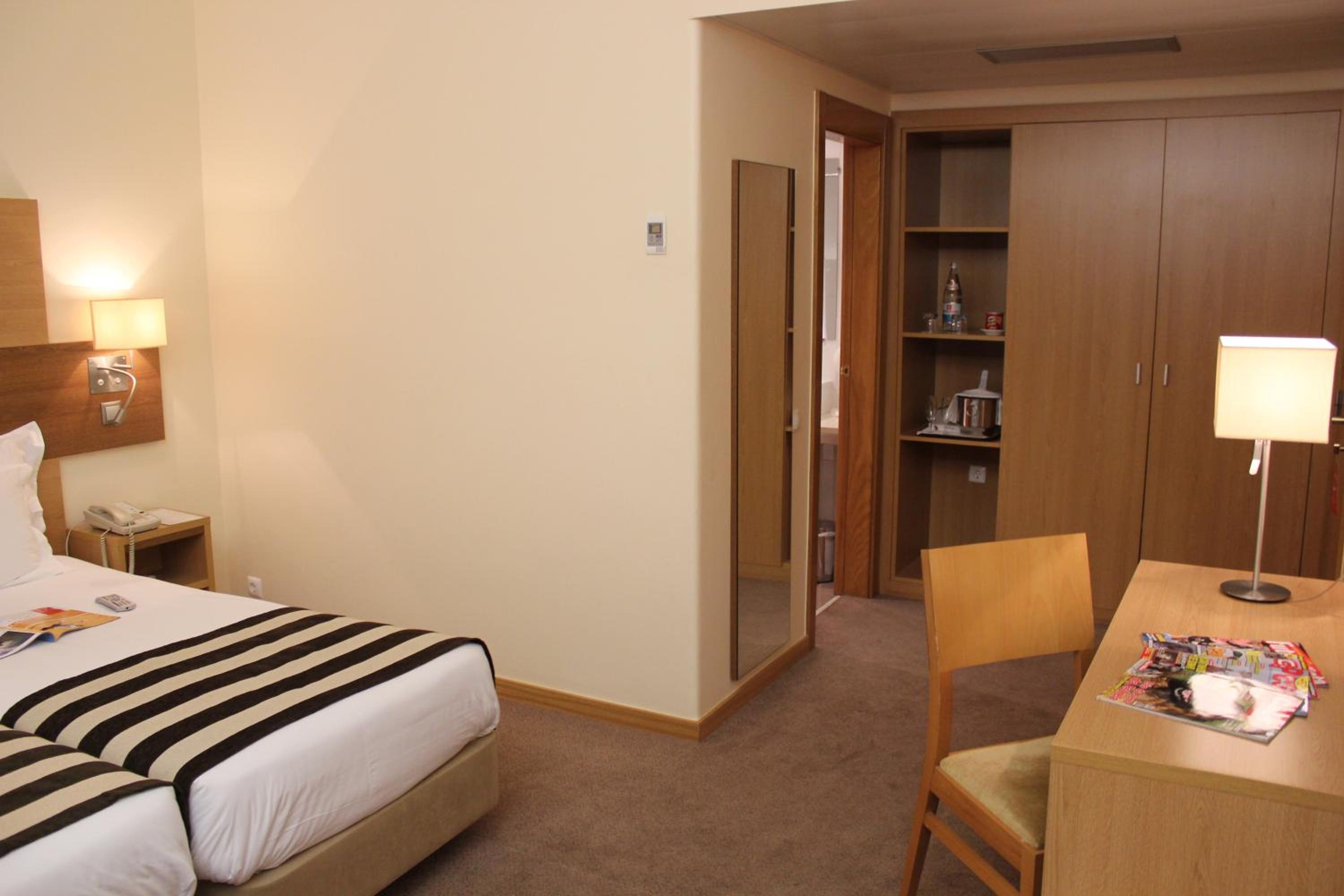 Standard Twin Room - Photo 8