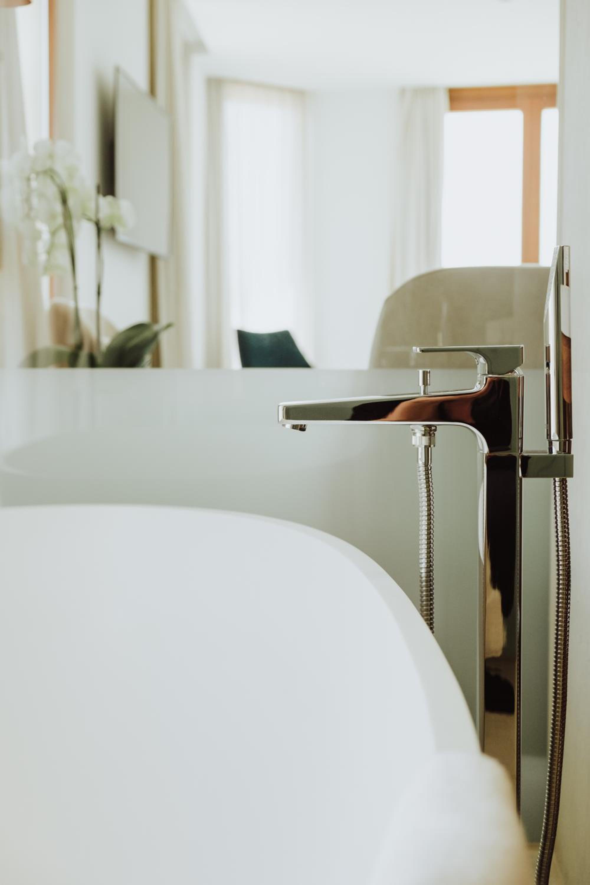 Junior Suite with Spa Access thumbnail 6