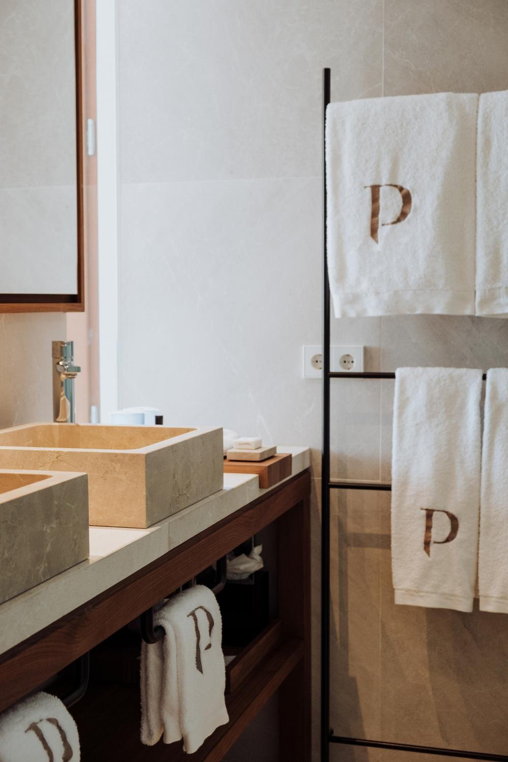 Deluxe Double Room with Partial Sea View and Spa Access thumbnail 5