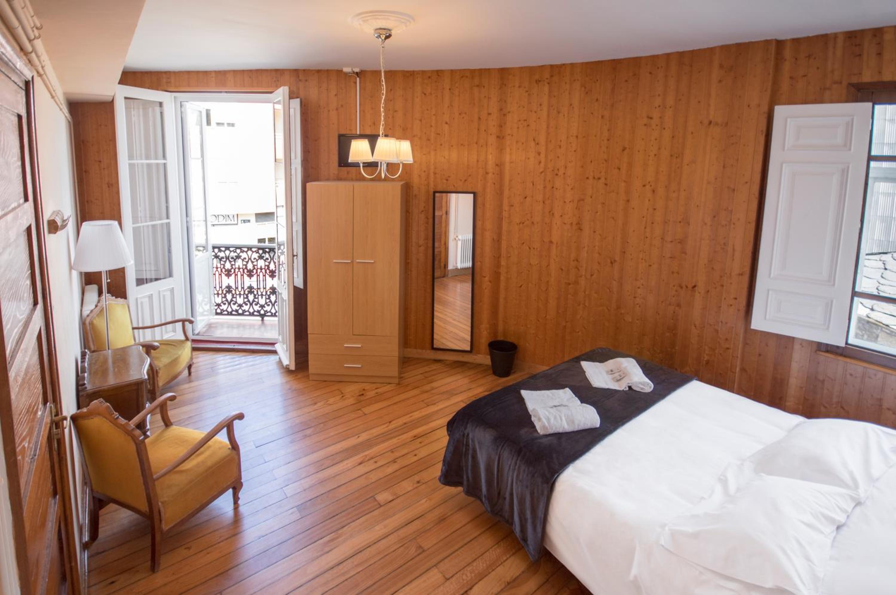 Queen Room with Balcony - Photo 1