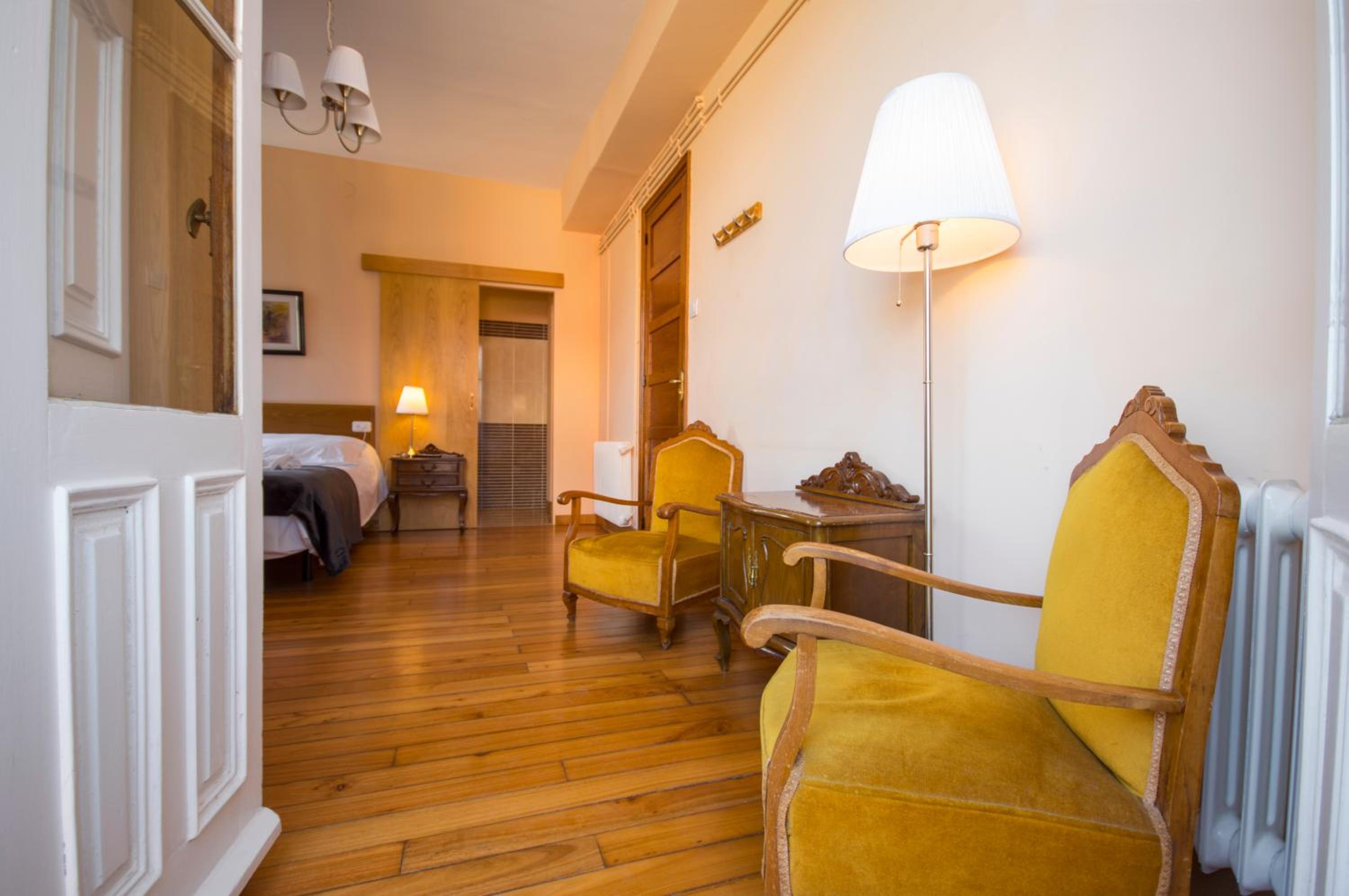 Queen Room with Balcony - Photo 7