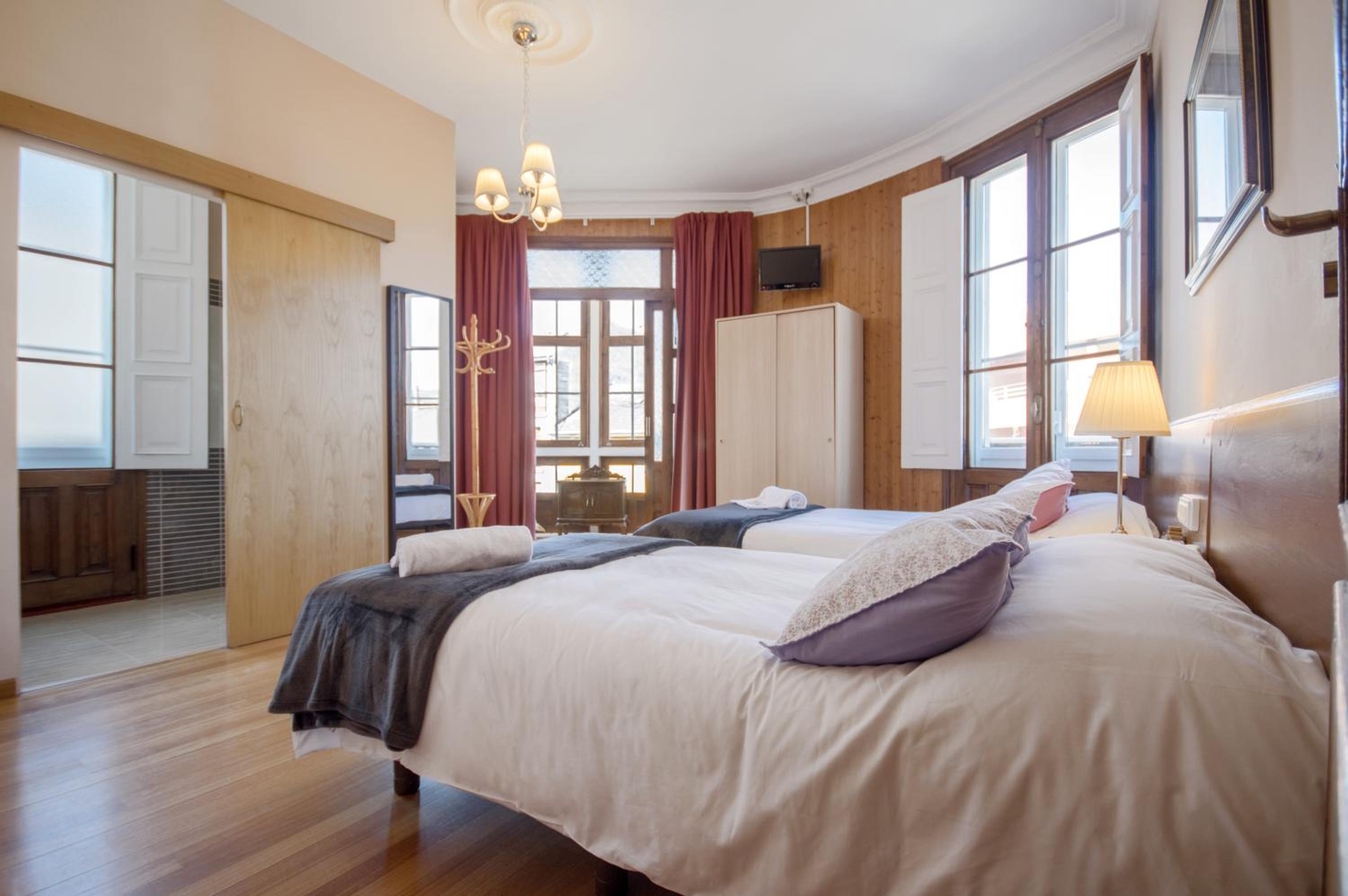 Superior Twin Room with City View - Photo 1