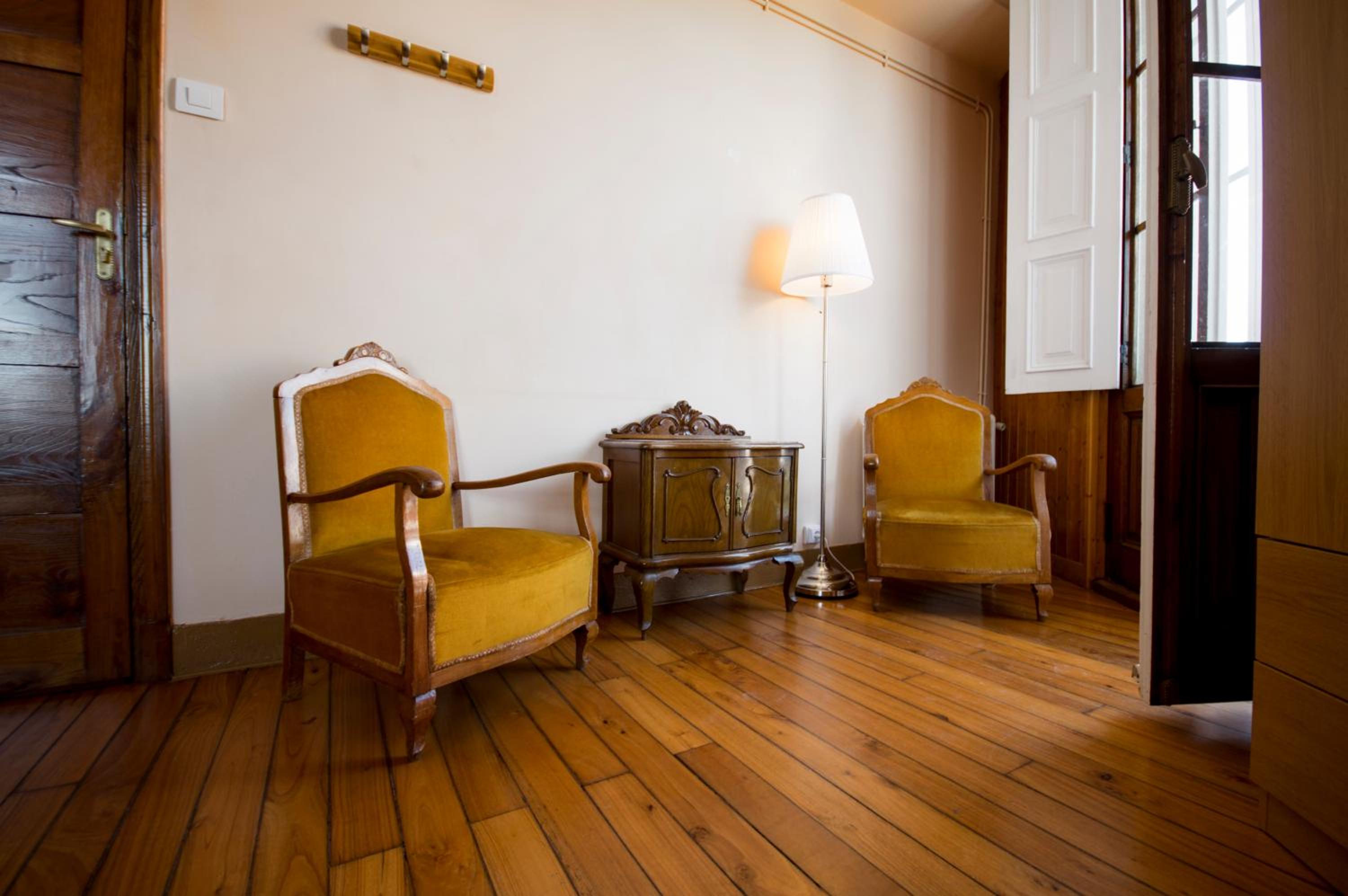 Queen Room with Balcony - Photo 2