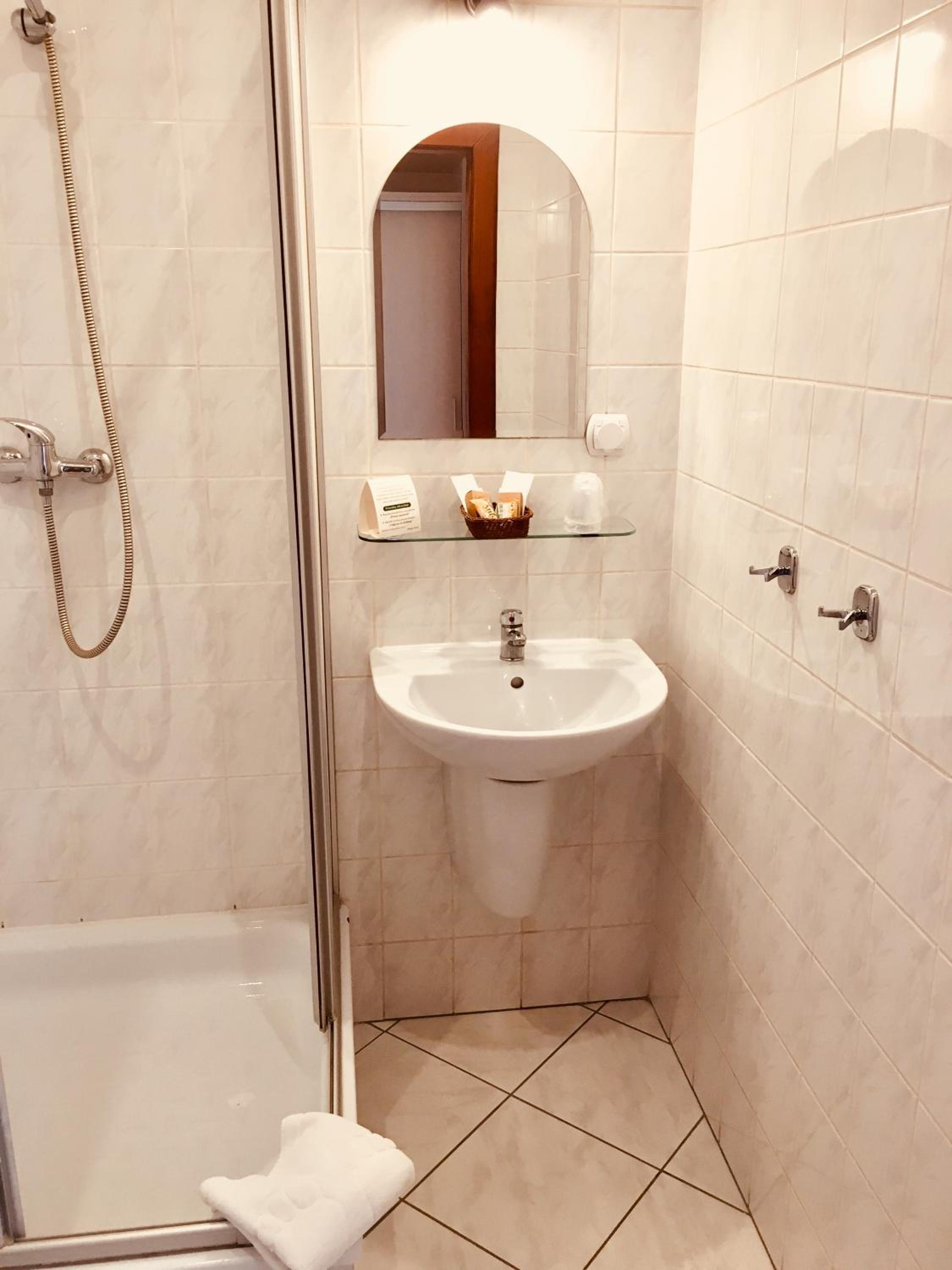 Double or Twin Room with Lake View - Photo 3