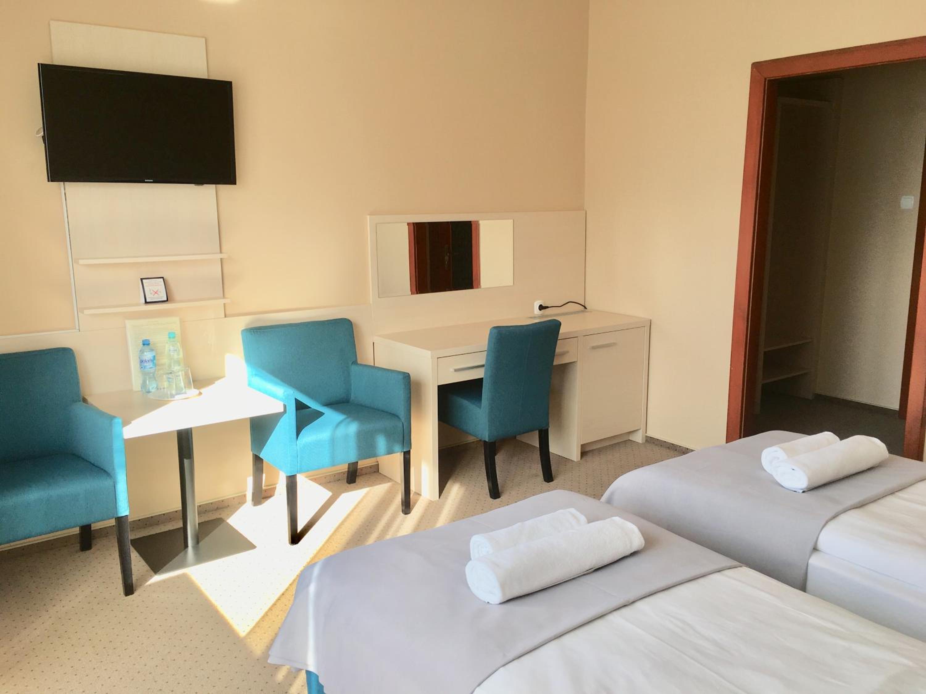 Twin Room with Lake View - Photo 2