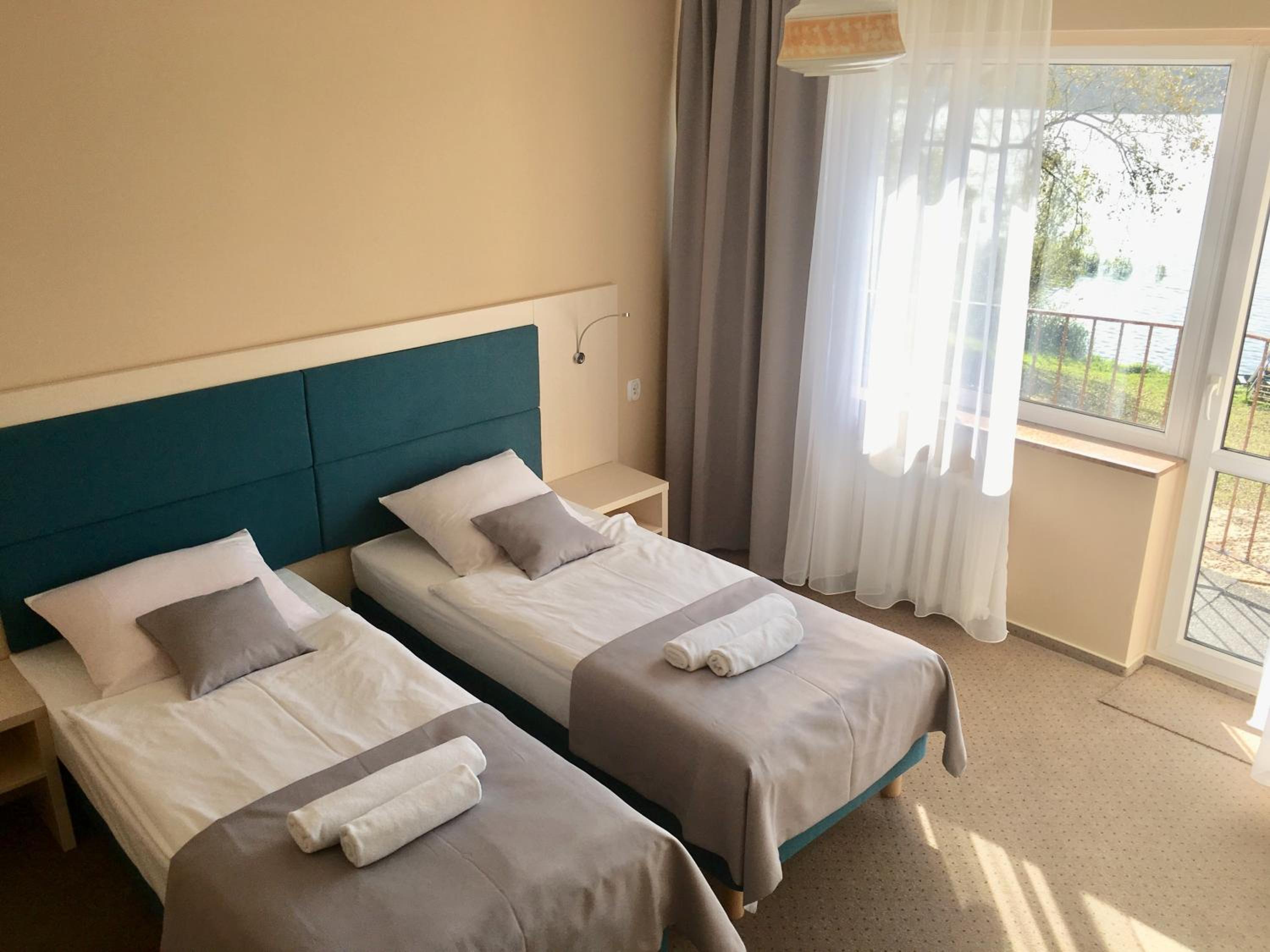 Double or Twin Room with Lake View - Photo 1