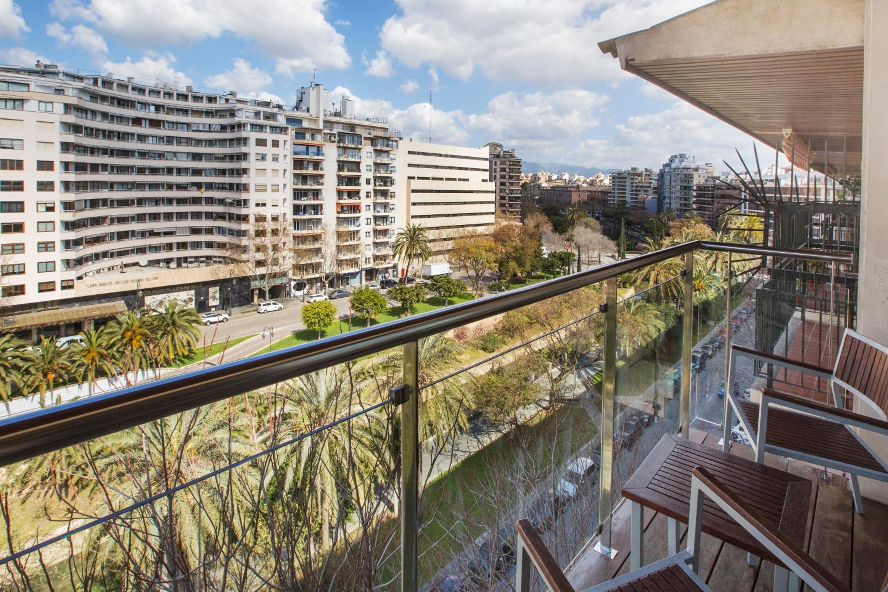 Double Room with City View and Balcony - Photo 3