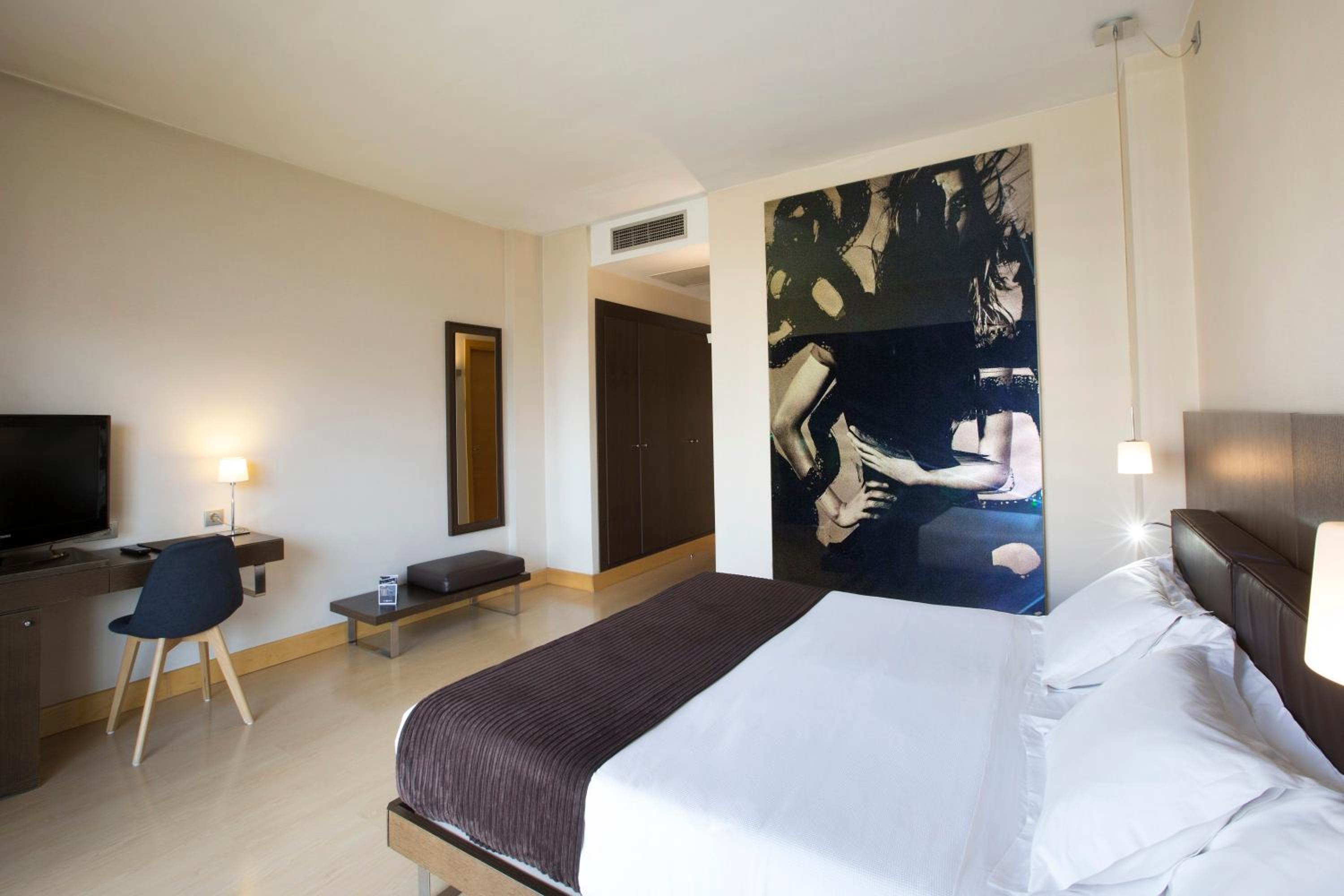 Double Room with City View and Balcony - Photo 2