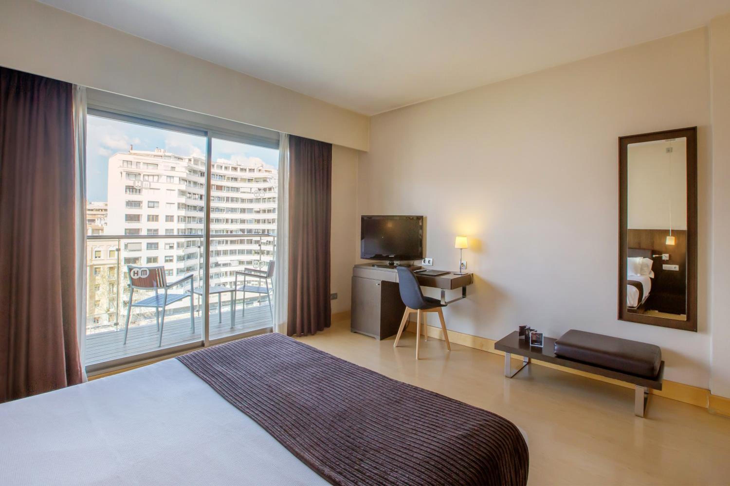 Double Room with City View and Balcony - Photo 5