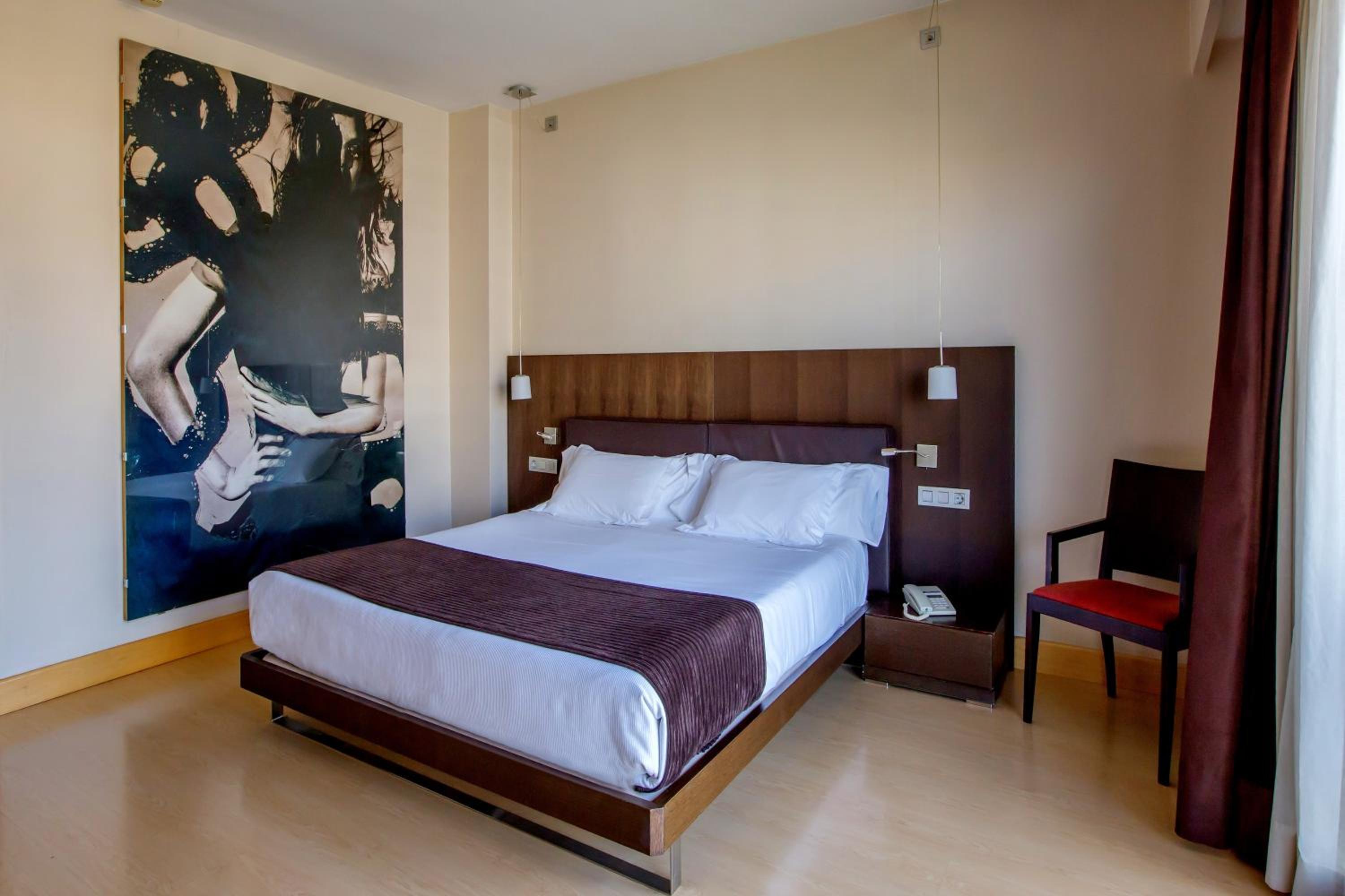 Double Room with City View and Balcony - Photo 4