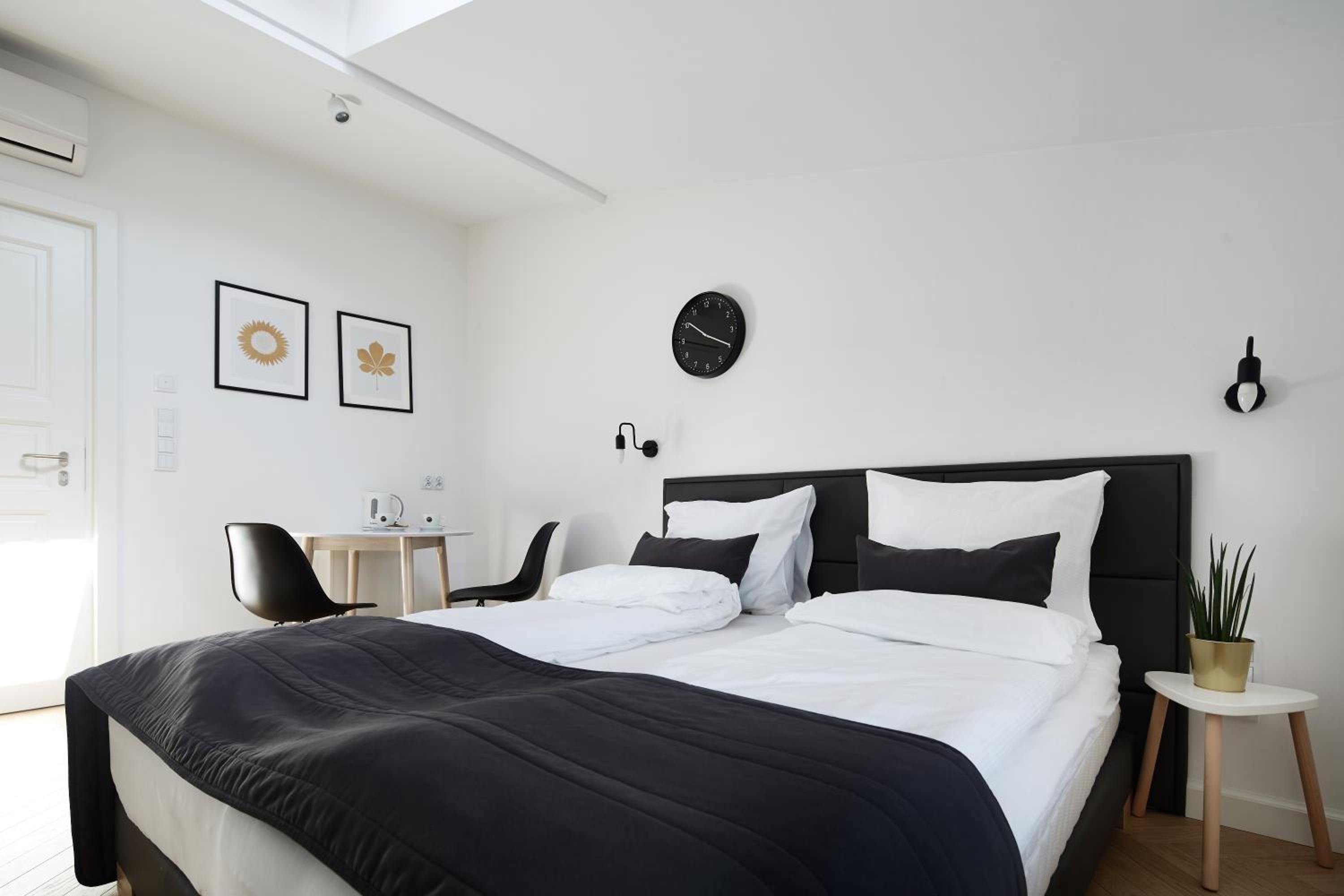 Room Attic - Photo 5