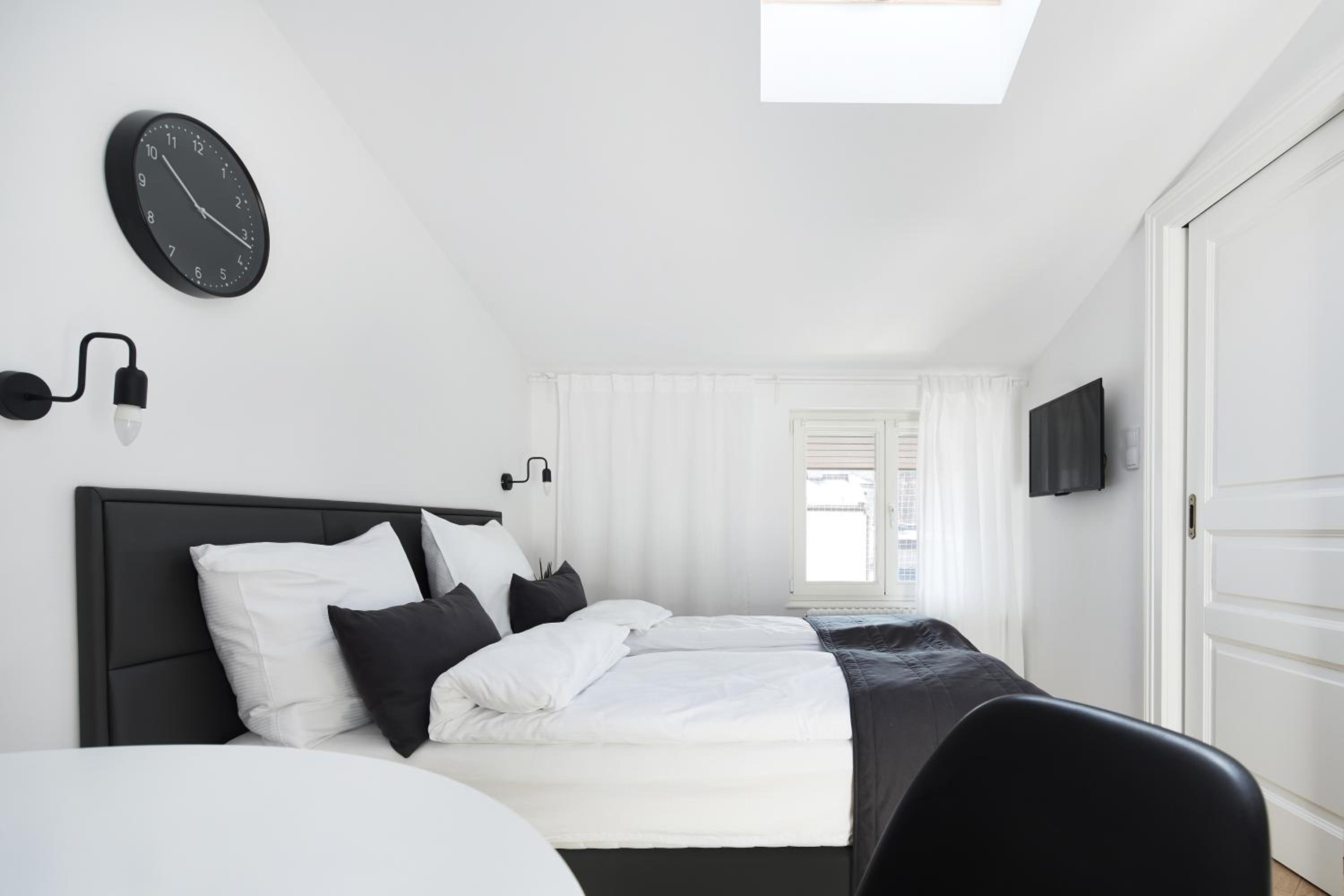 Room Attic - Photo 16