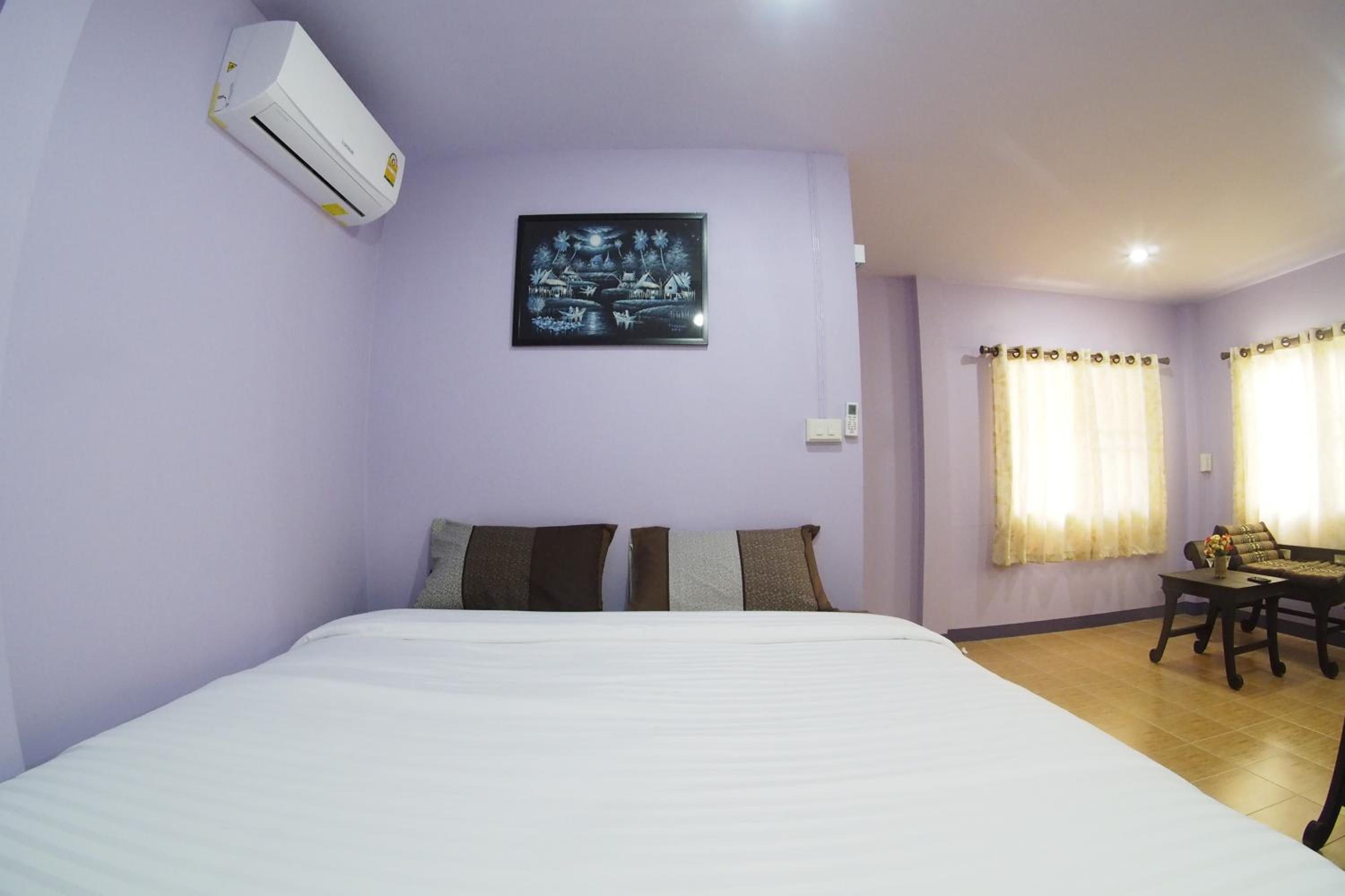 Double Room with Private Bathroom - Photo 10