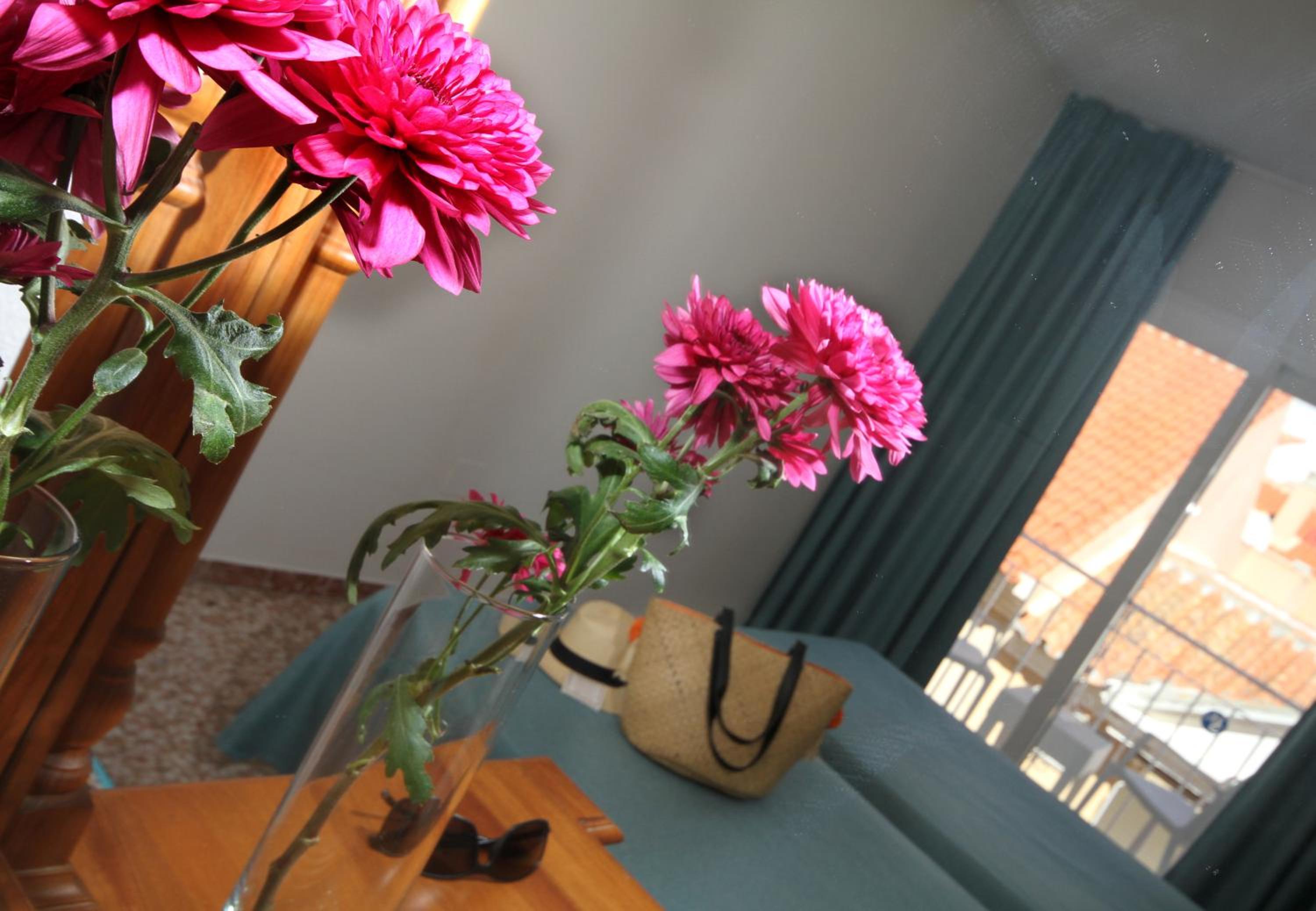Double Room with Balcony - Photo 9