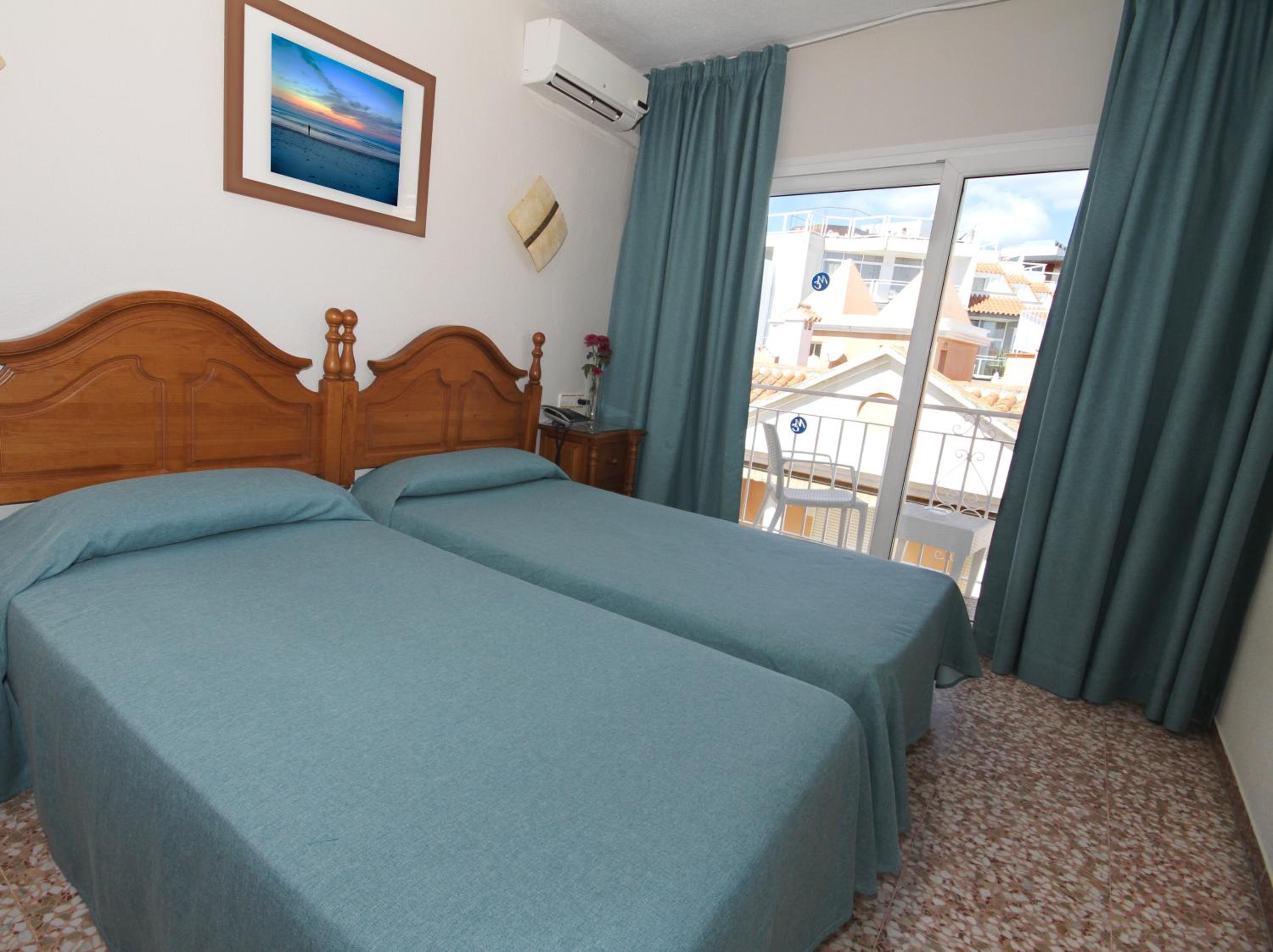 Double Room with Balcony - Photo 6