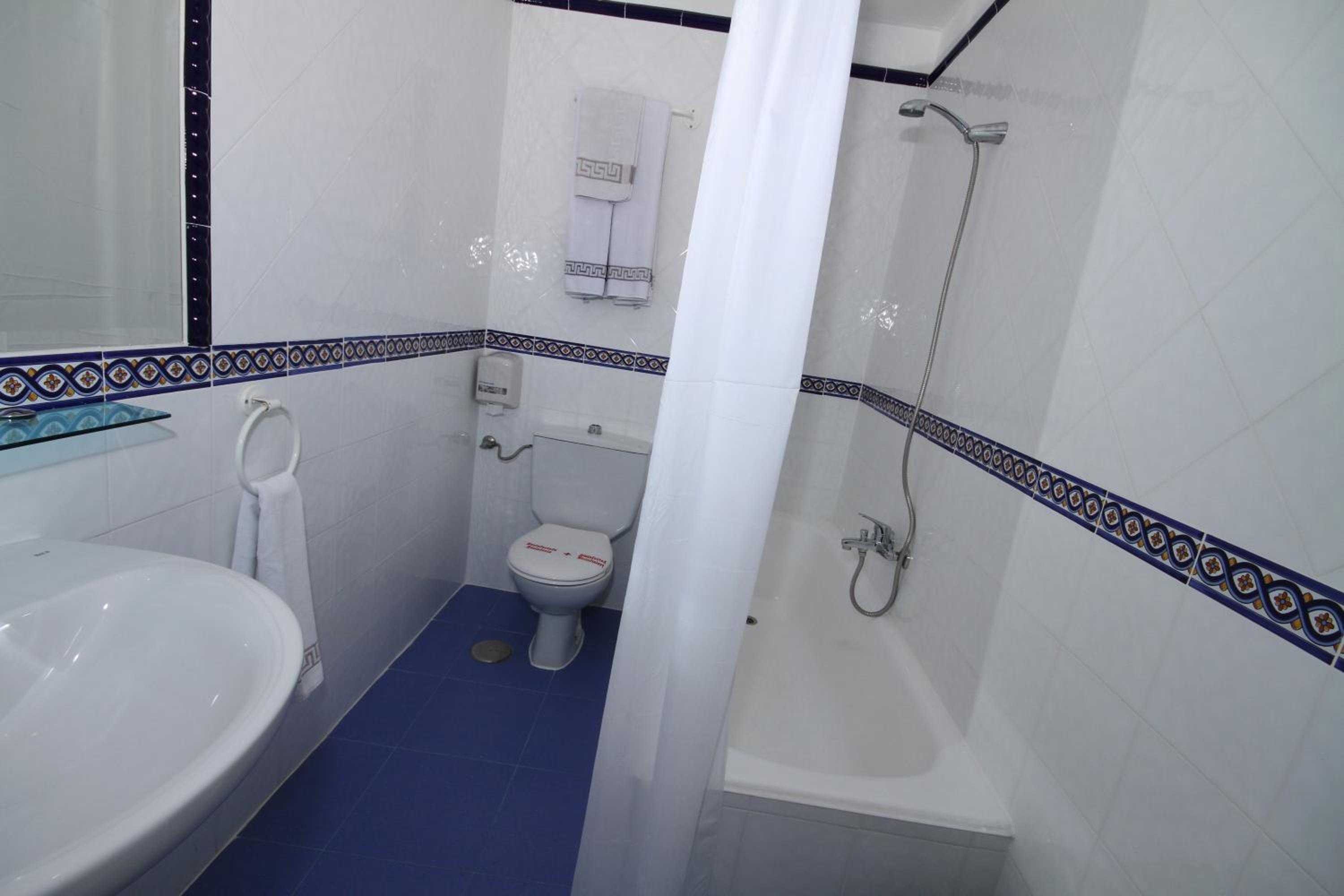 Double Room with Balcony - Photo 8