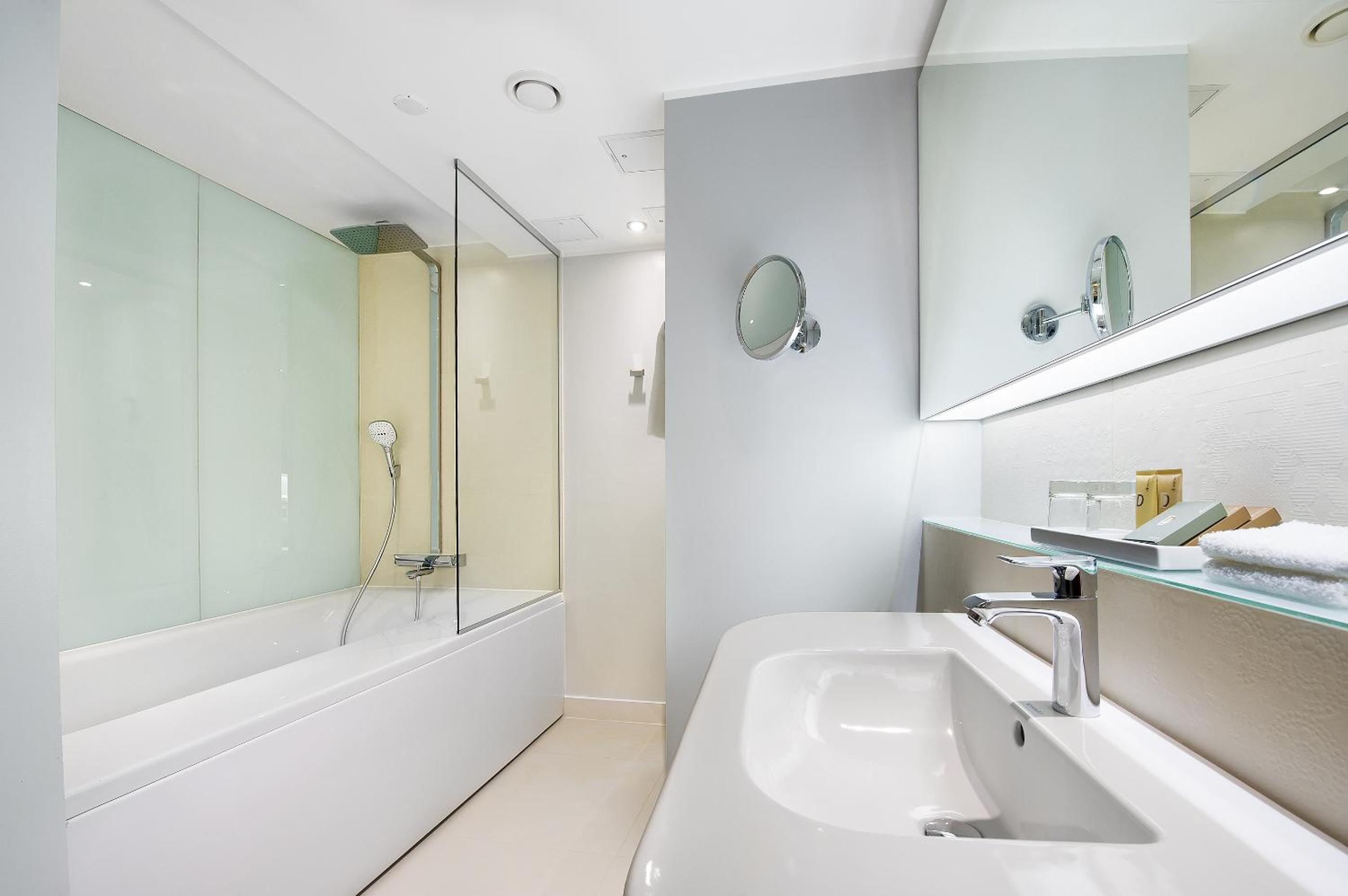 Premium Junior Suite with One Double Bed and Balcony photo 3