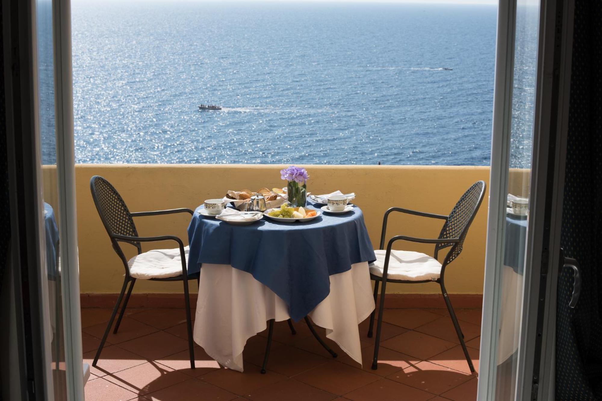 Deluxe Double Room with Balcony and Sea View - Photo 7