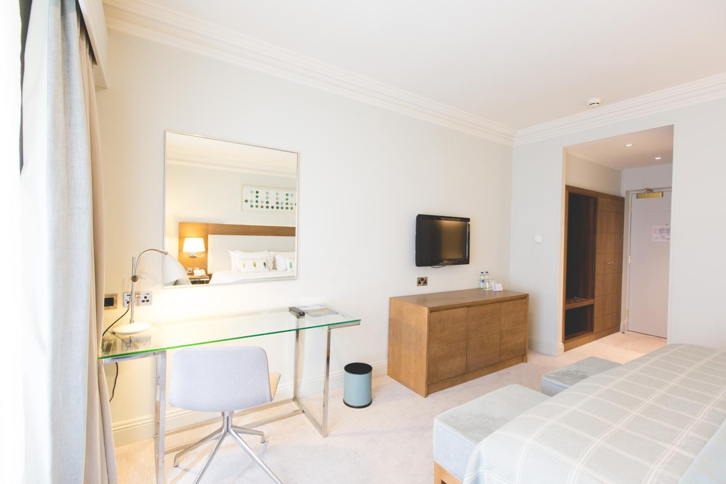 Double Room with Sea View thumbnail 6