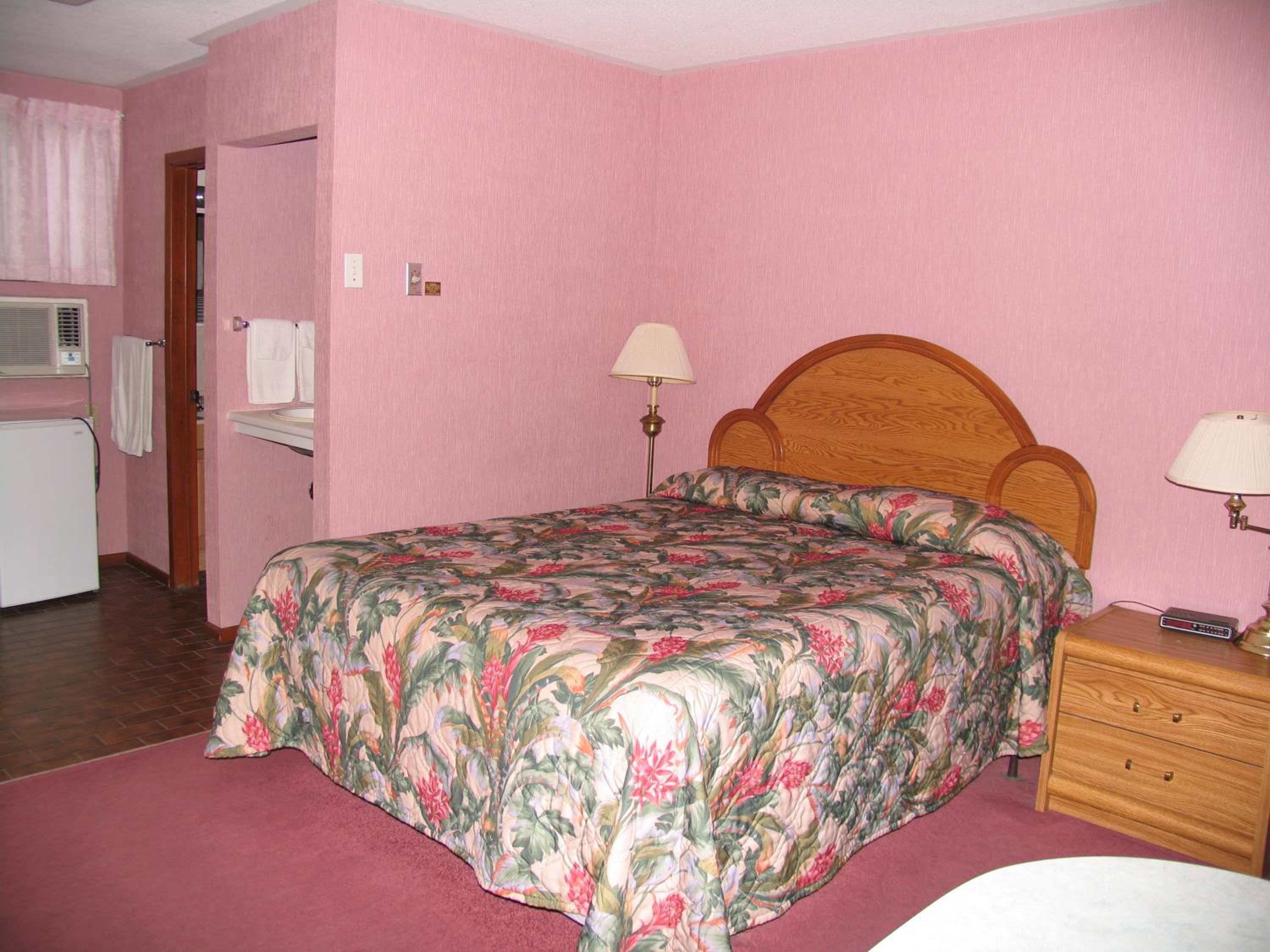 Queen Room with Whirlpool photo 3