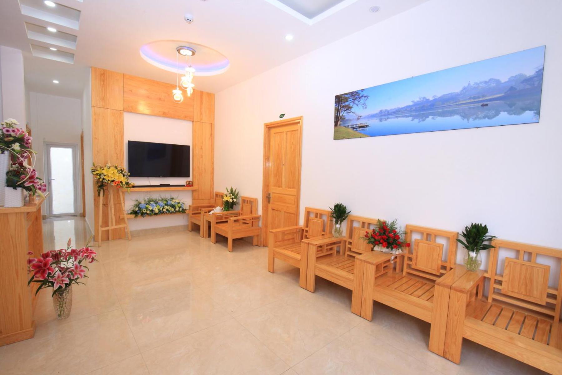 Family Room with Balcony photo 2