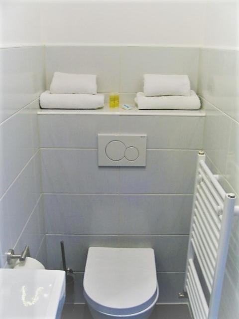 Standard Double Room - Photo 8