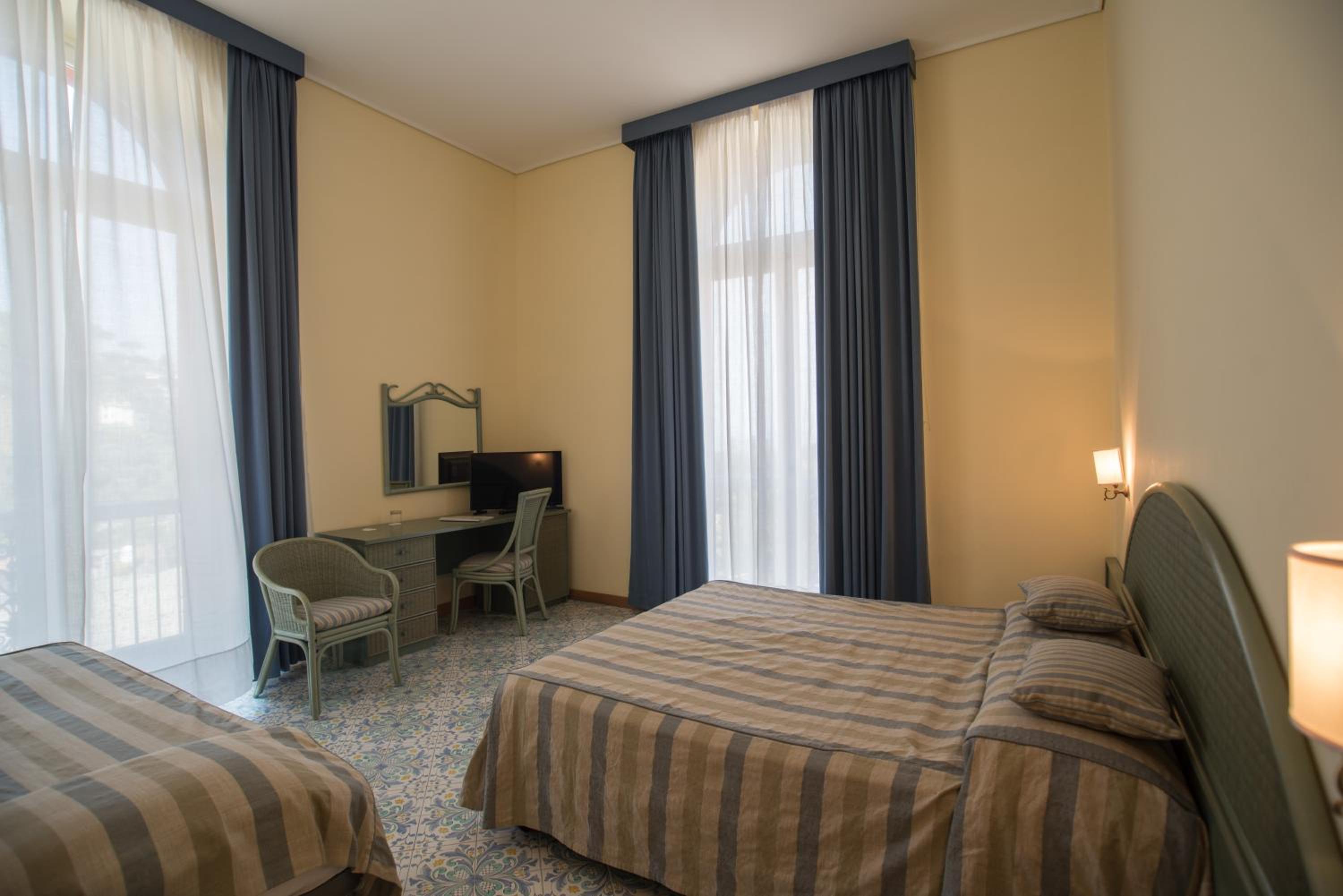 Quadruple Room (2 Adults + 2 Children) - Photo 3