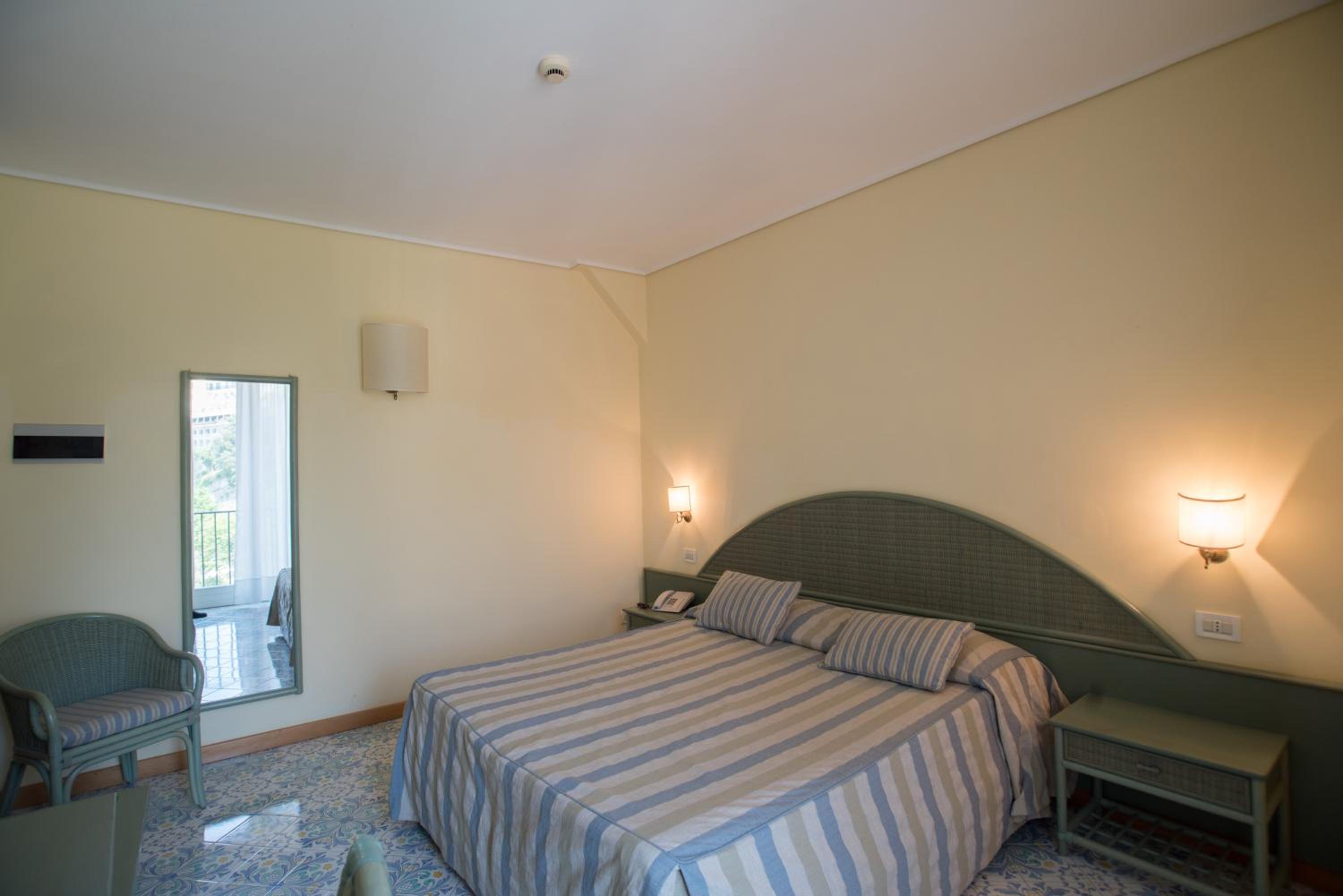 Double Room with Sea View - Photo 3