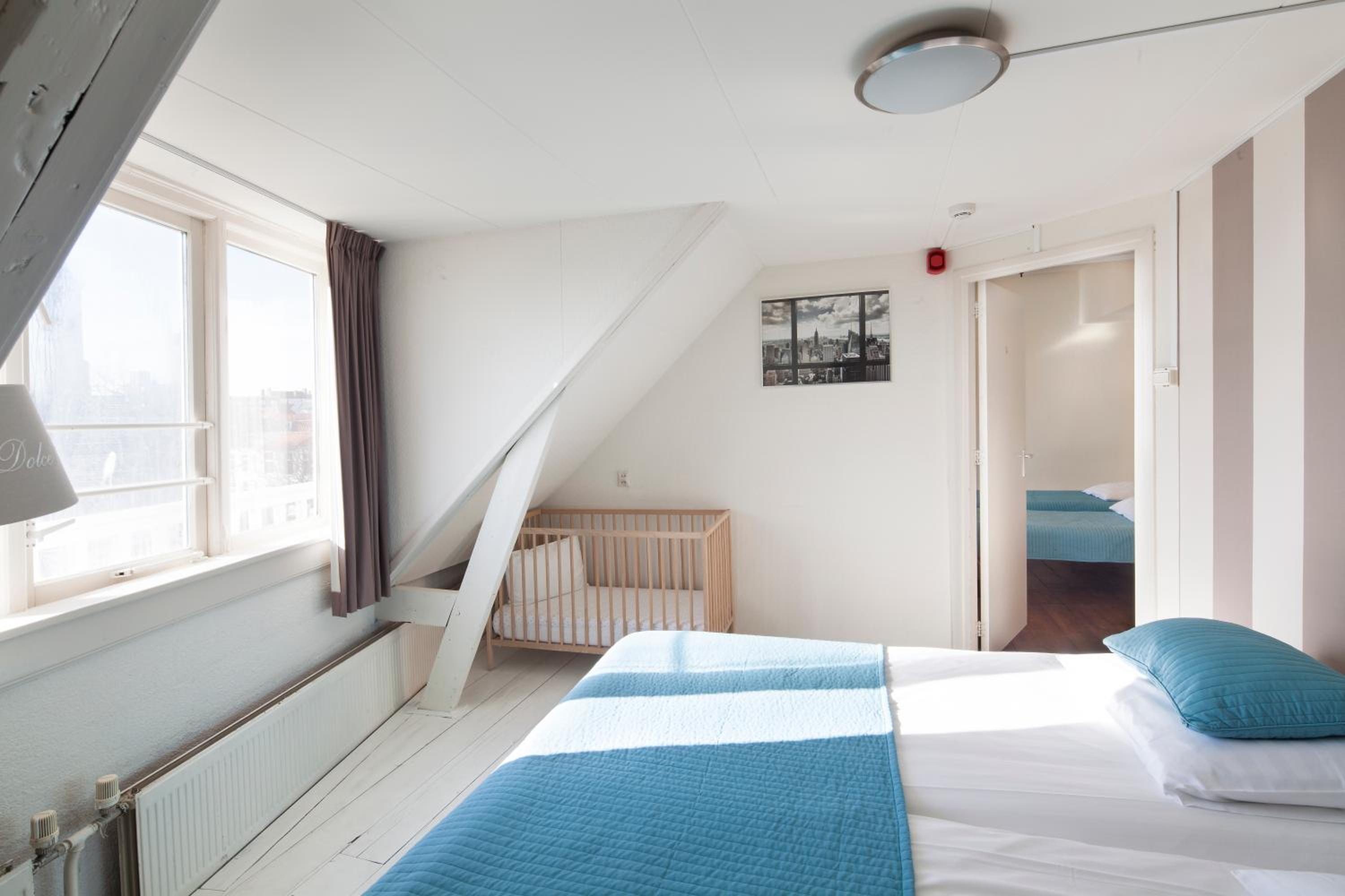 One-Bedroom Apartment (4 Adults) photo 2